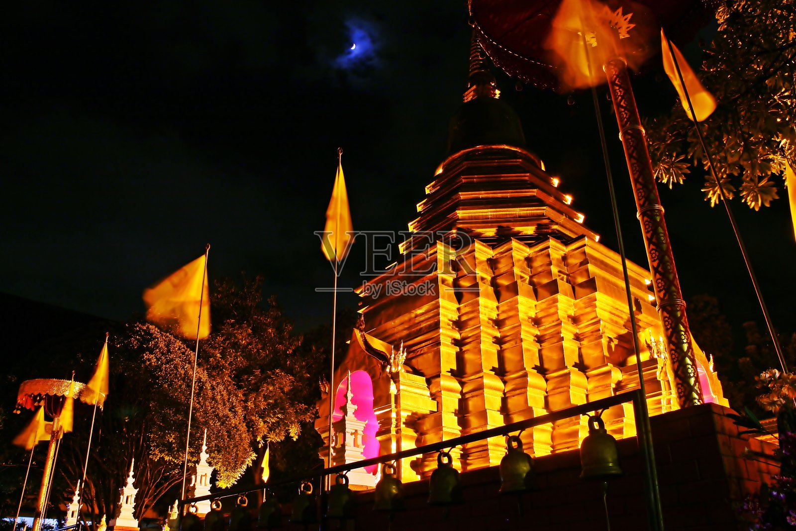 泰国清迈的佛寺和佛祖夜景照明。照片摄影图片