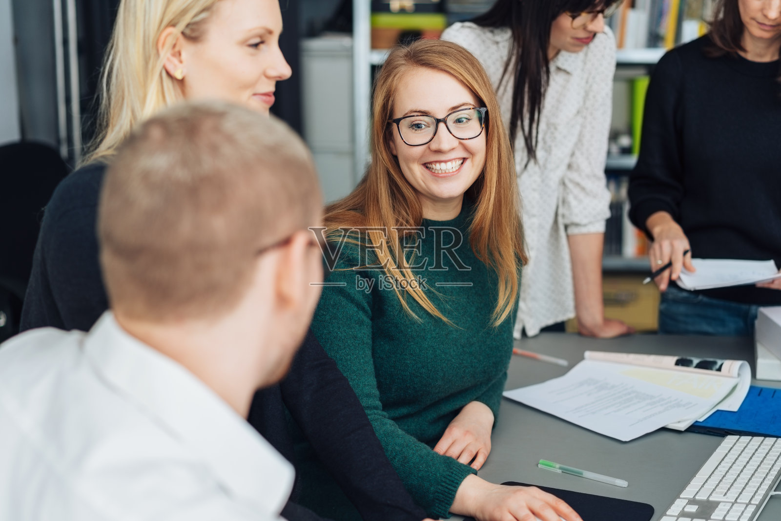 迷人微笑的年轻女商人照片摄影图片