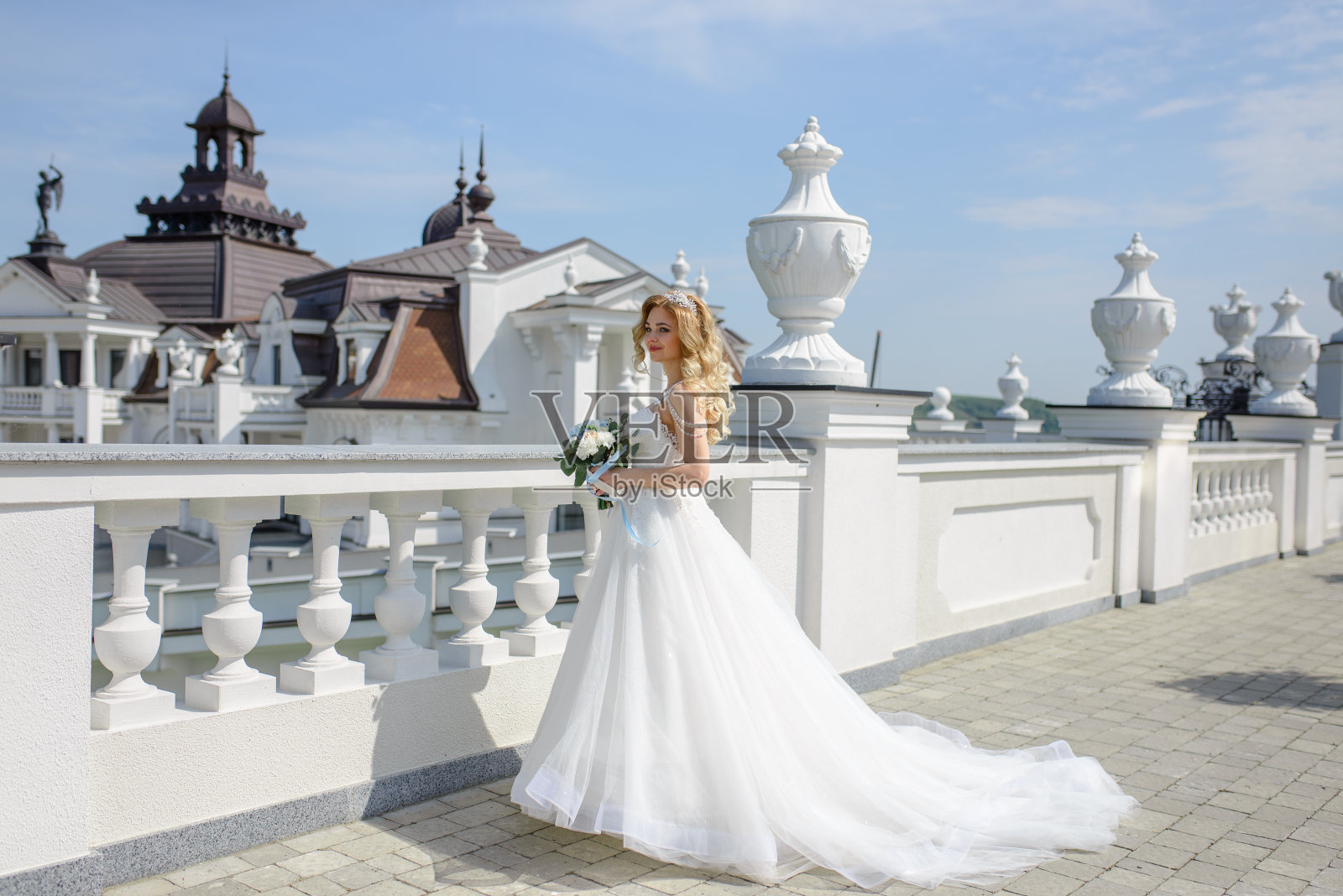 一个漂亮的金发新娘手捧花束的肖像。照片摄影图片