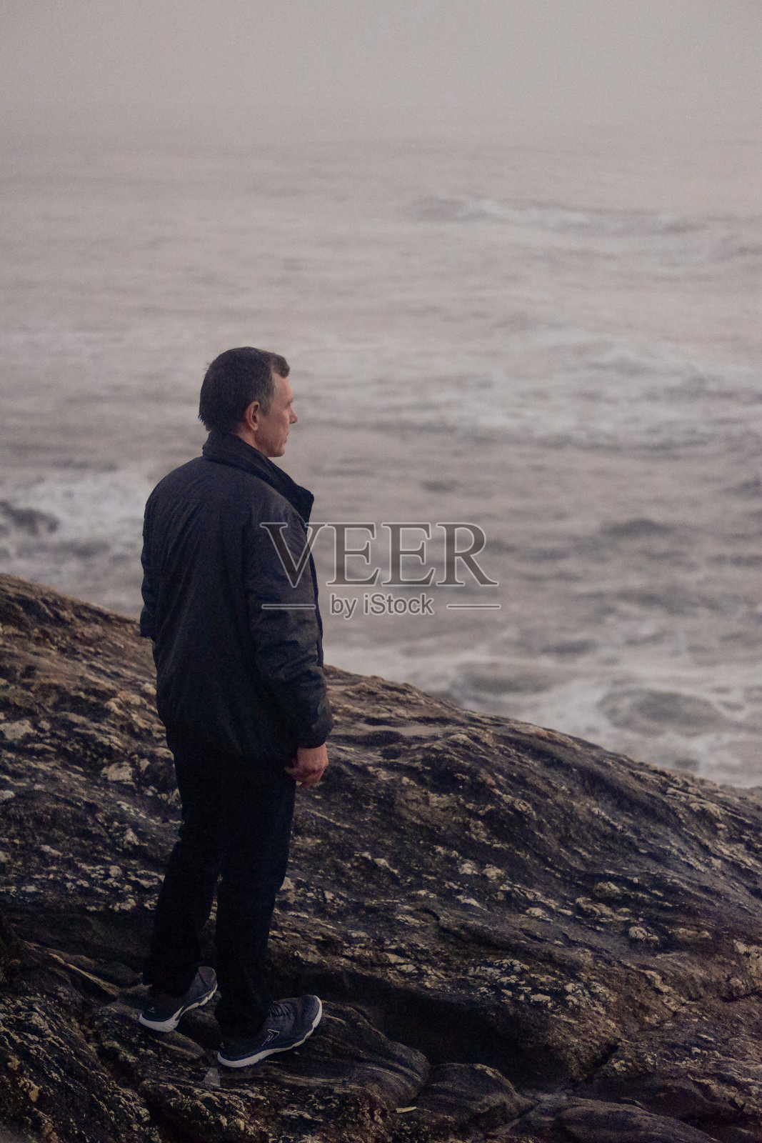 一个人和大海照片摄影图片