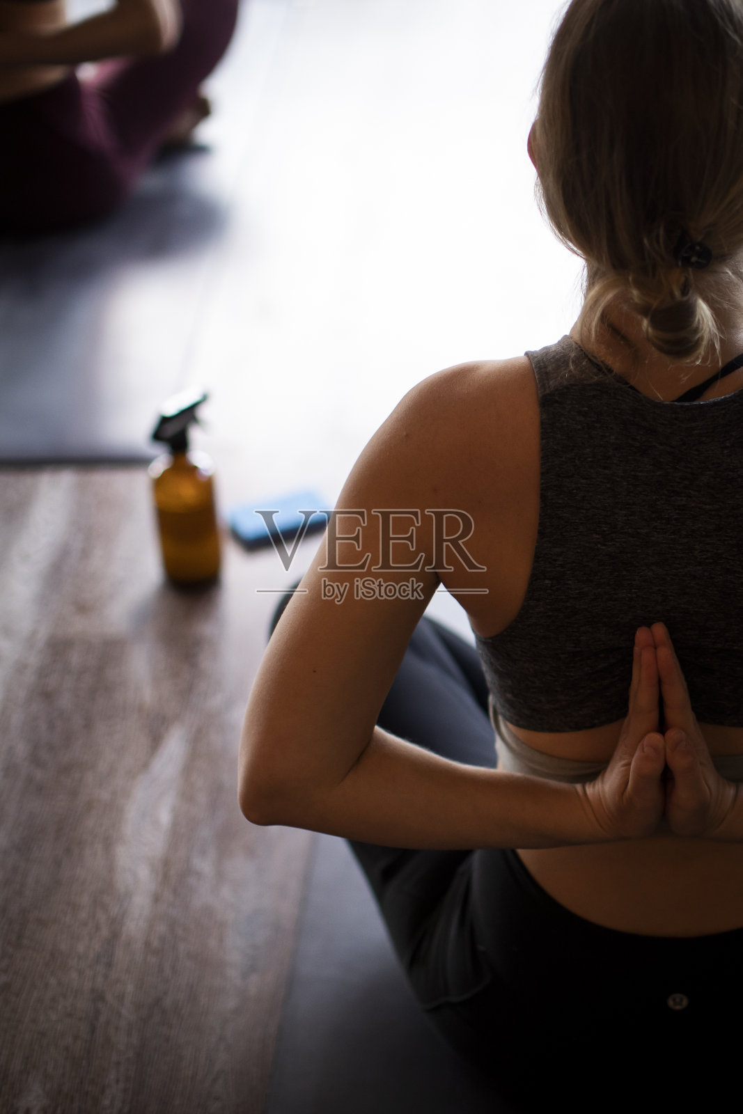 2019冠状病毒病大流行期间,有限人在工作室瑜伽课。照片摄影图片