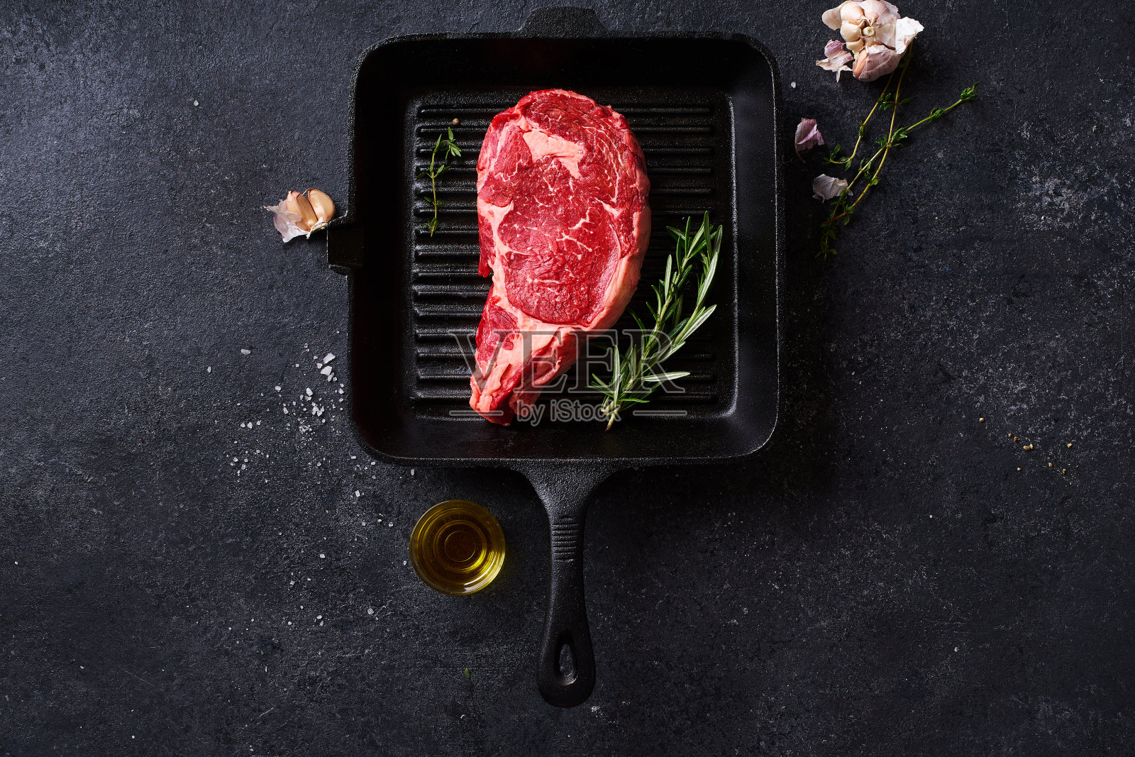 顶视图黑安格斯上等牛肋眼牛排照片摄影图片