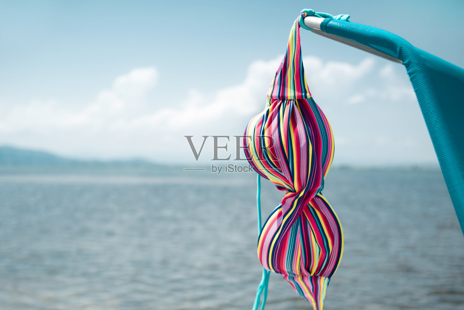 比基尼在甲板上的椅子上晒干照片摄影图片