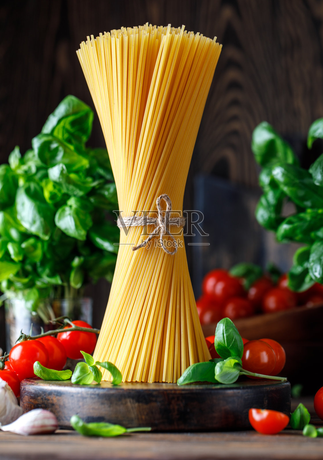 在乡村背景下的生意大利面。成分为意大利面照片摄影图片