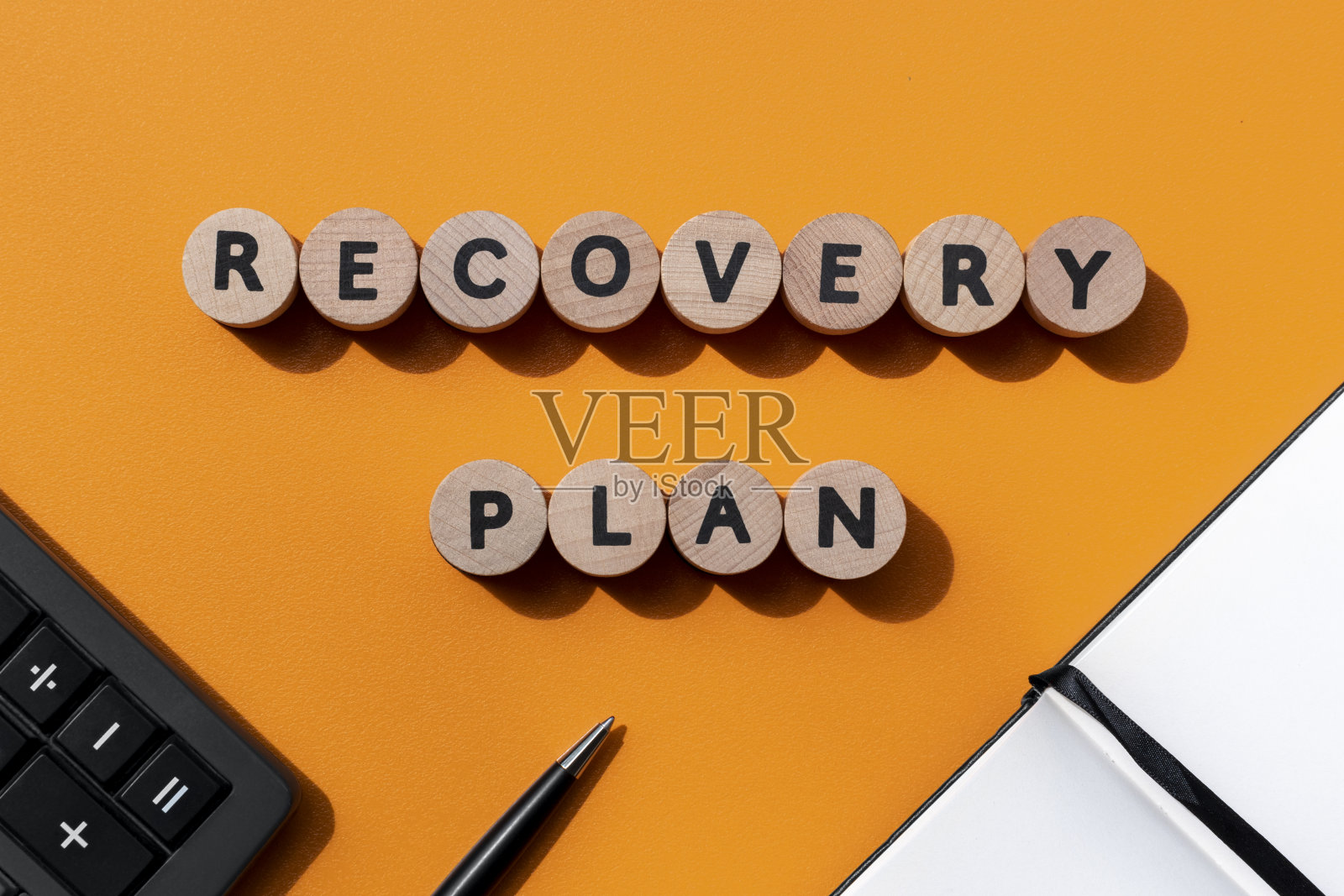 恢复计划铭文,计算器,笔和笔记本放在办公桌上。经营理念。俯视图照片摄影图片