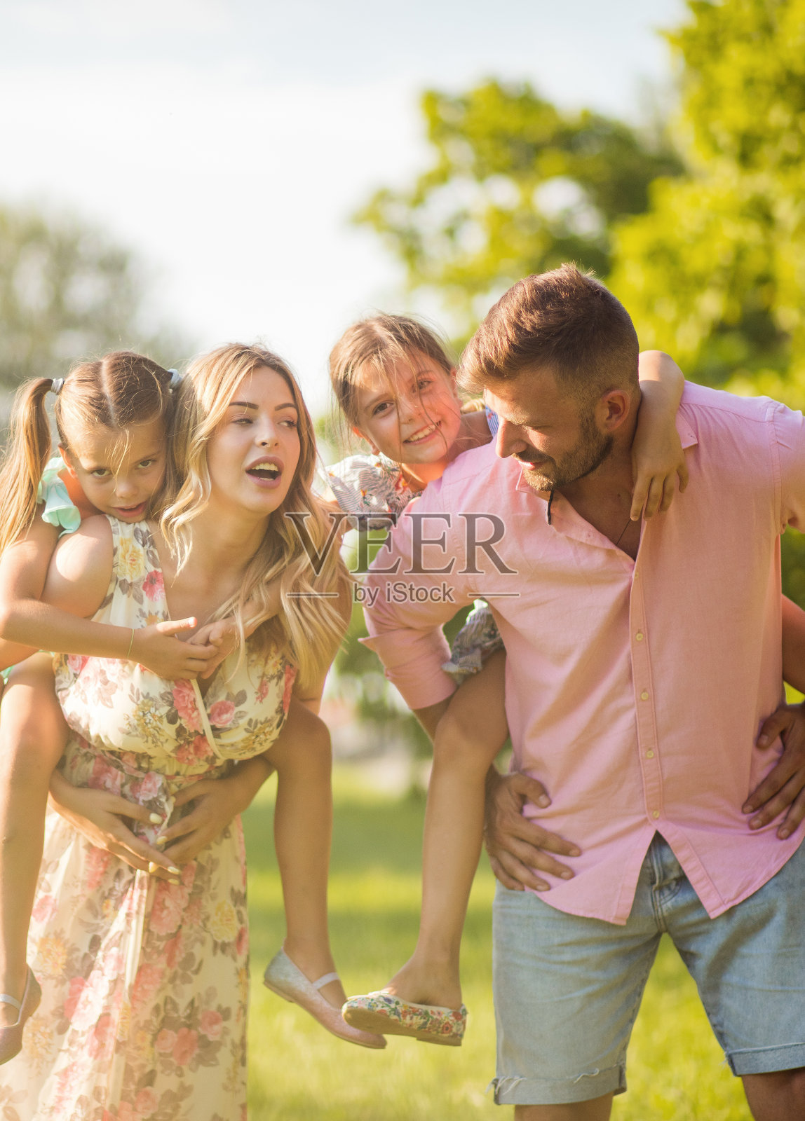 优质的时间让我们的关系更加紧密。照片摄影图片