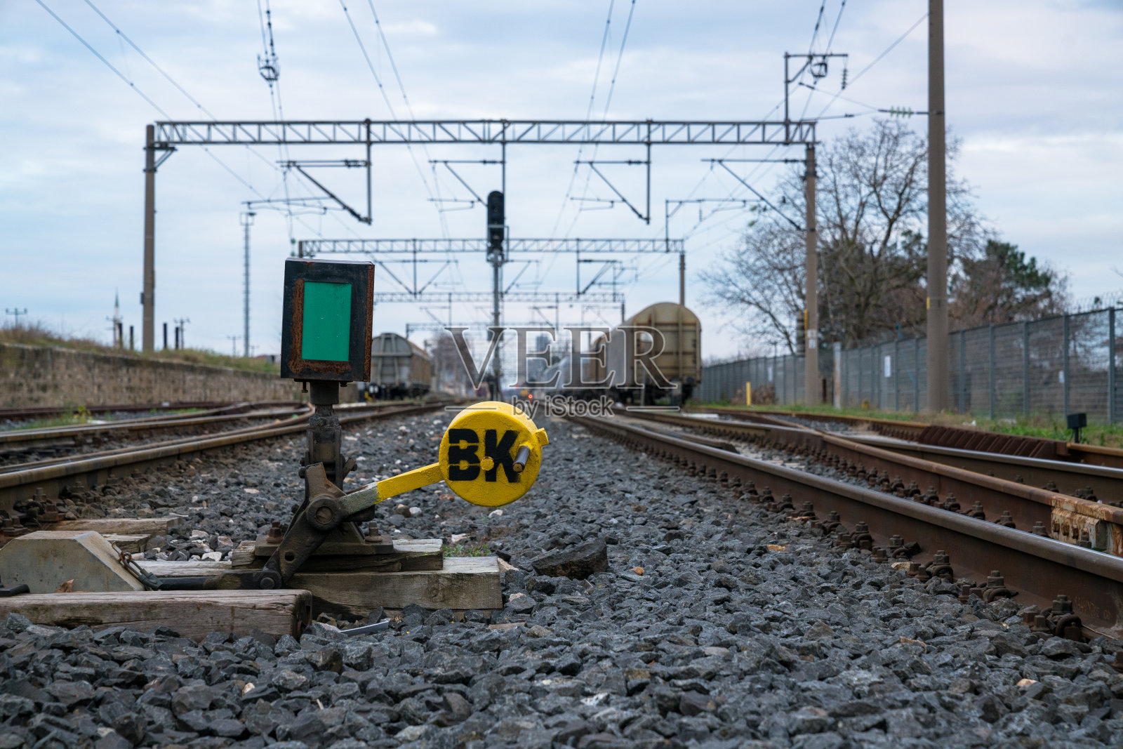 日落时分的铁路十字路口照片摄影图片