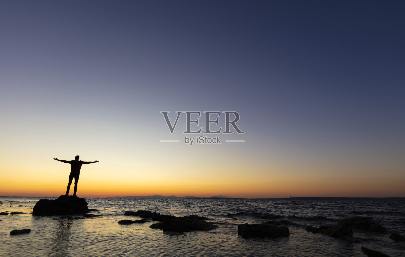 男人张开双臂庆祝山的日出照片摄影图片