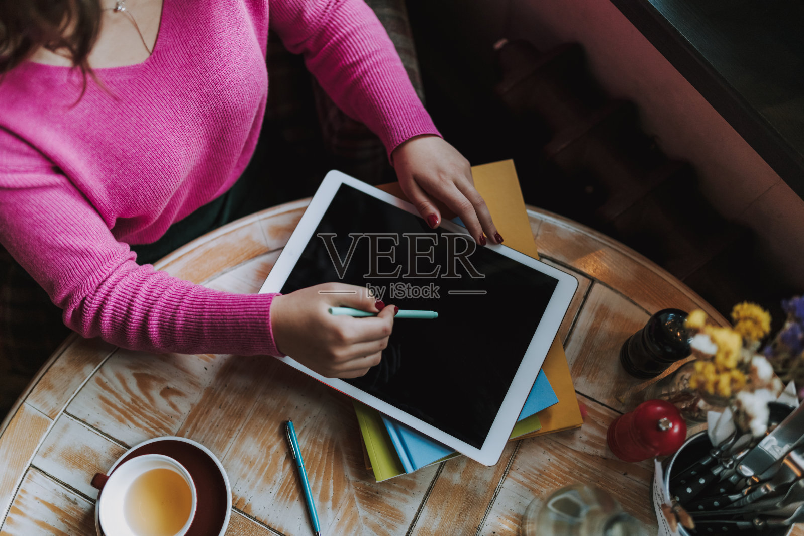 年轻女子正在室内的触摸屏上打字照片摄影图片