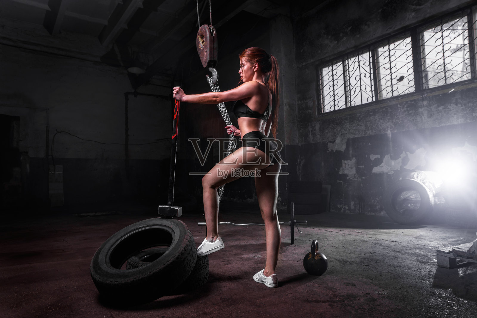 健康的性感女人在旧健身房训练照片摄影图片
