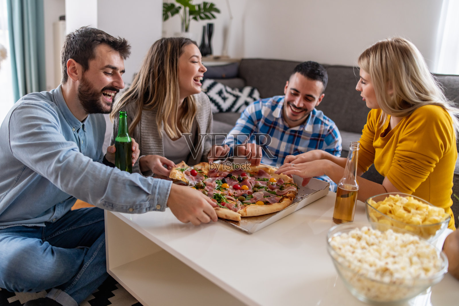 朋友们在派对上享用美味的披萨。照片摄影图片