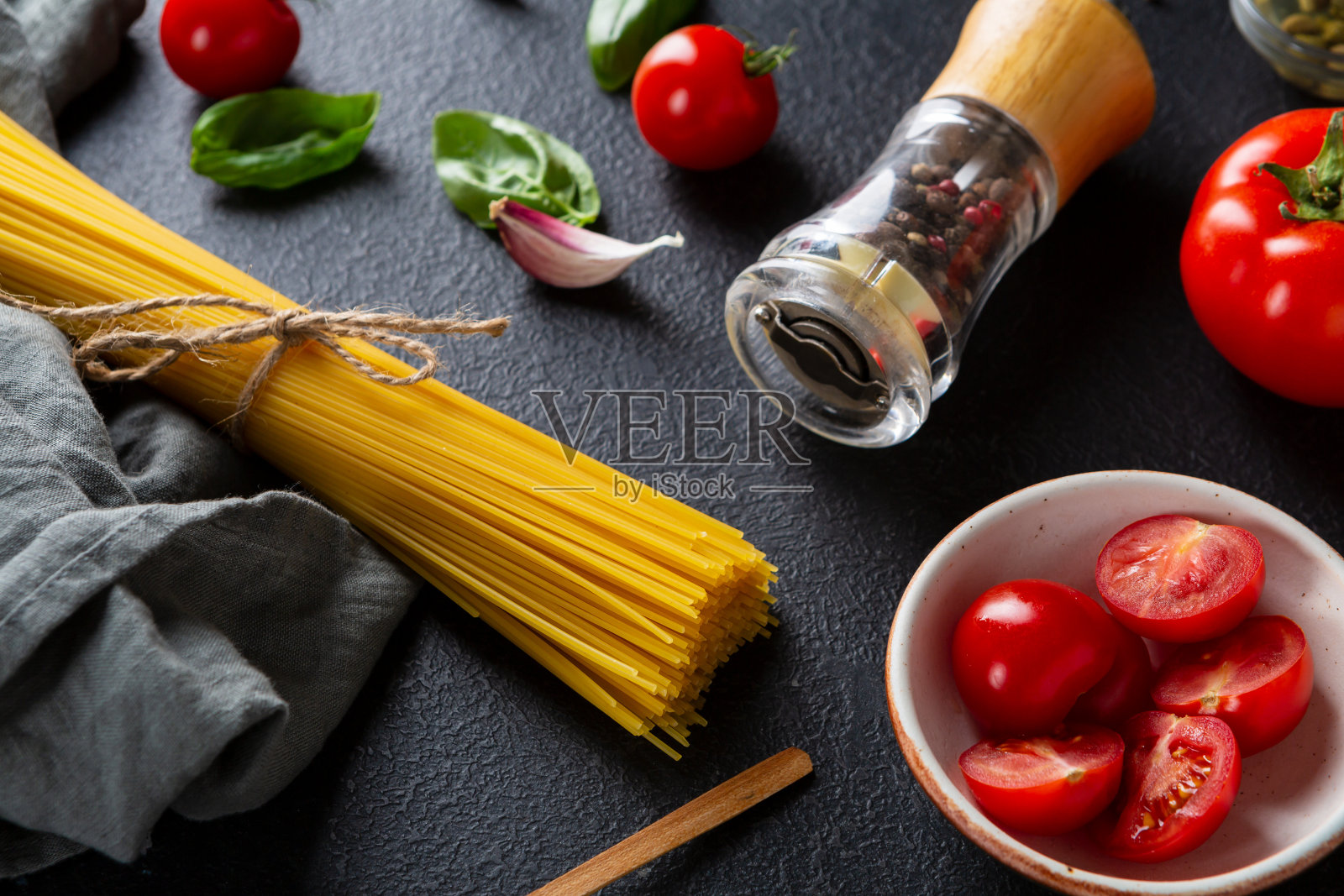深色背景上的未煮意大利面特写照片摄影图片
