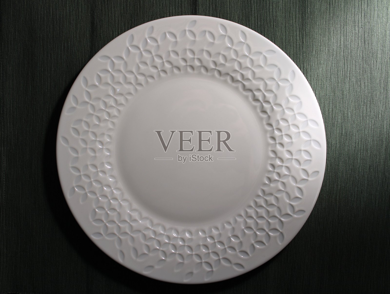 从上面看深蓝色背景上的空盘子照片摄影图片