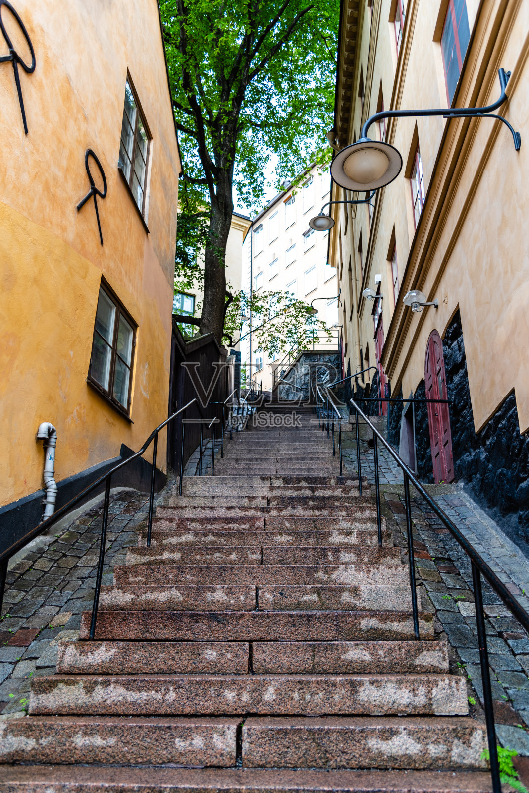 在斯德哥尔摩的Sodermalm,风景如画的台阶和五颜六色的房子照片摄影图片