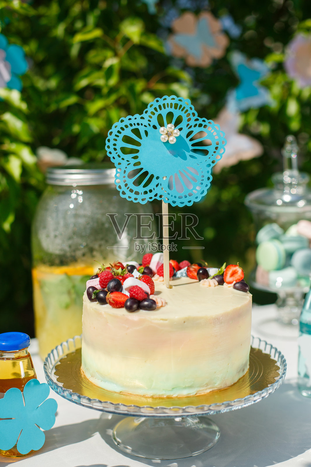 用彩釉、草莓、葡萄和棉花糖装饰的蛋糕照片摄影图片