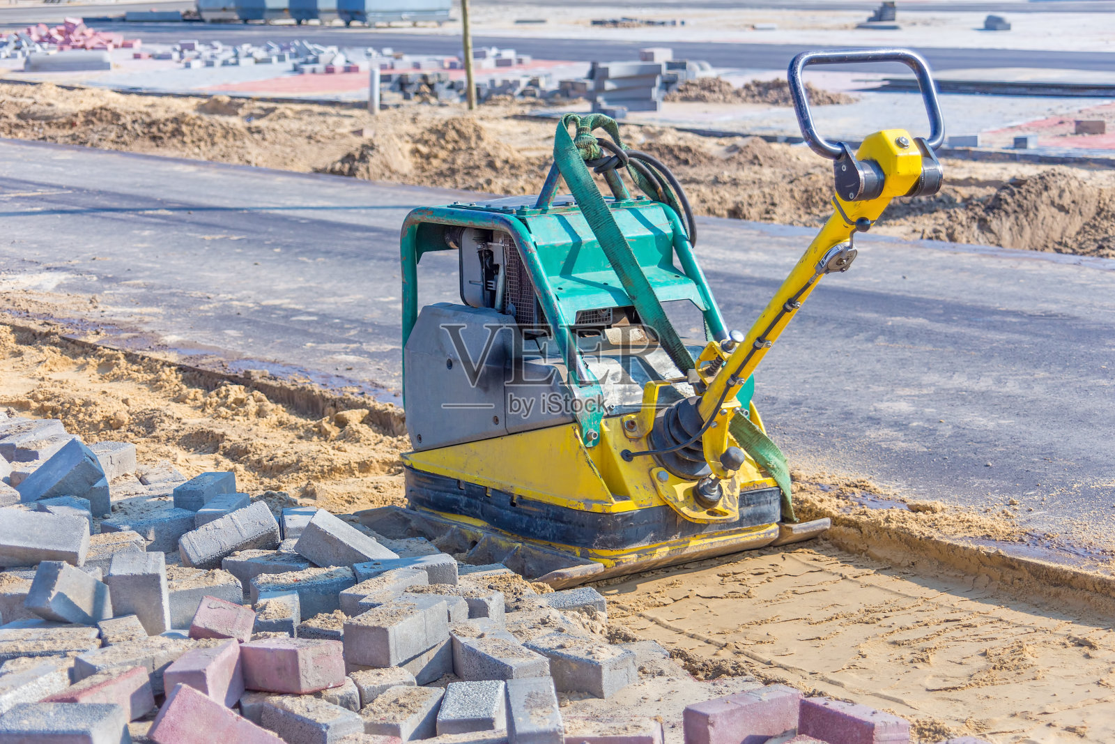 新路旁砂土上的振动板照片摄影图片