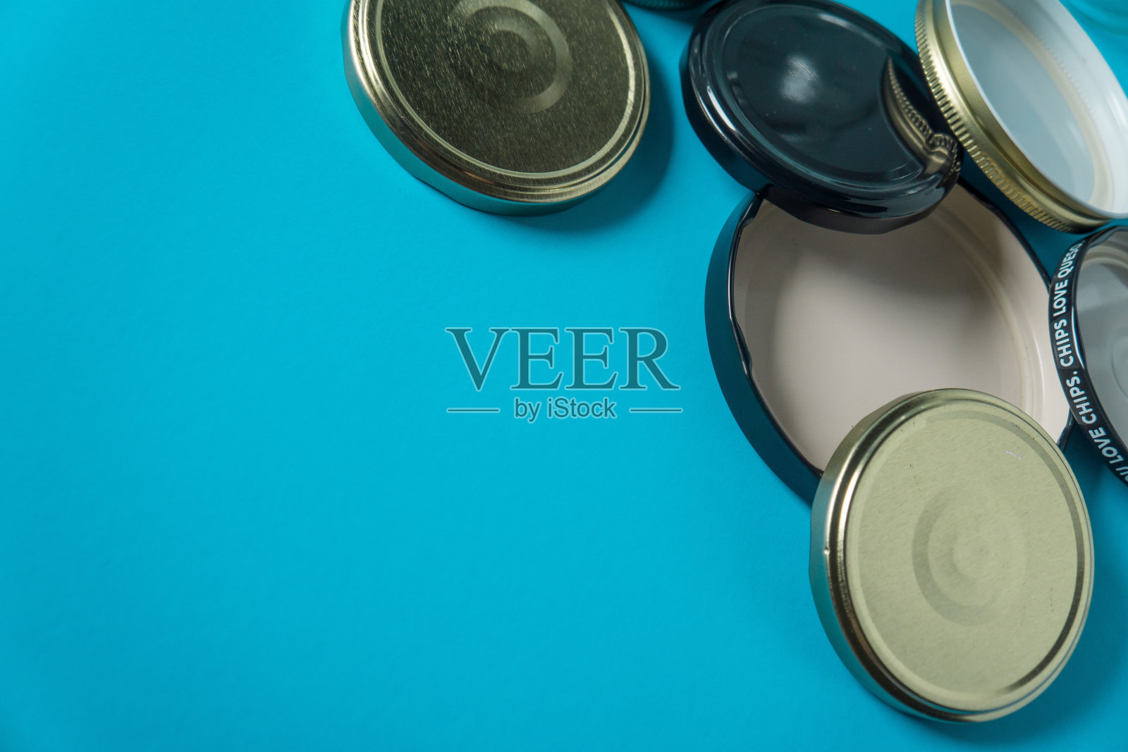 回收玻璃瓶盖;重复使用一次性物品;零废物回收计划活动;可回收的概念上的空白空白的copyspace,文本空间的副本在水平浅蓝色背景。照片摄影图片