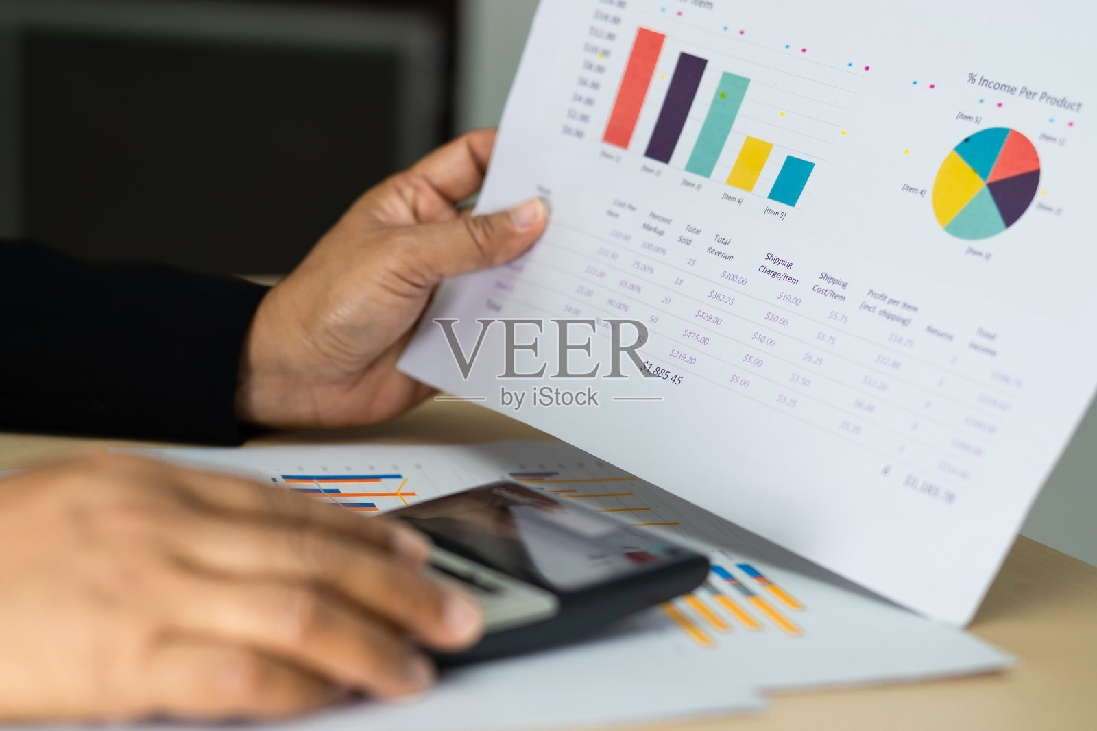 亚洲会计师工作和分析财务报告项目会计与图表和计算器在现代办公室:财务和商业概念。照片摄影图片