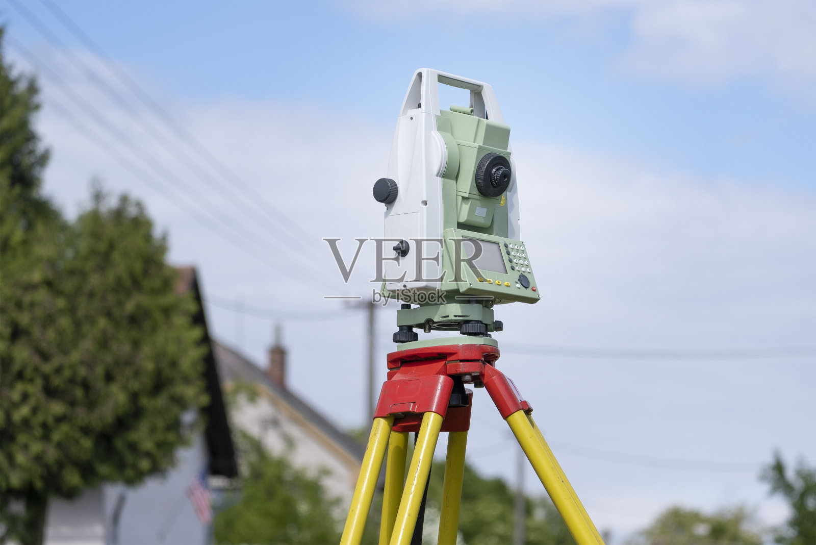 大地测量站在一个黄色的三角架上,在野外测量距离和角度,这是陆地测绘的专业设备照片摄影图片