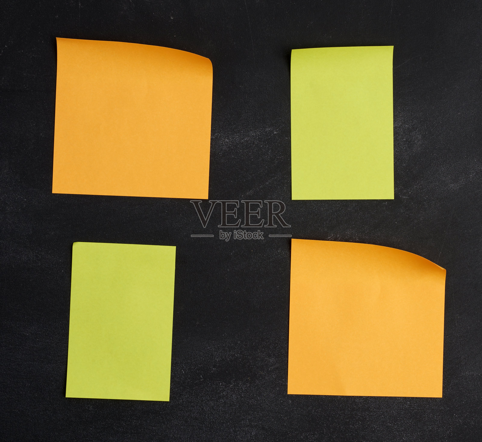 空白纸,多色的方形贴纸粘在黑色的黑板上照片摄影图片