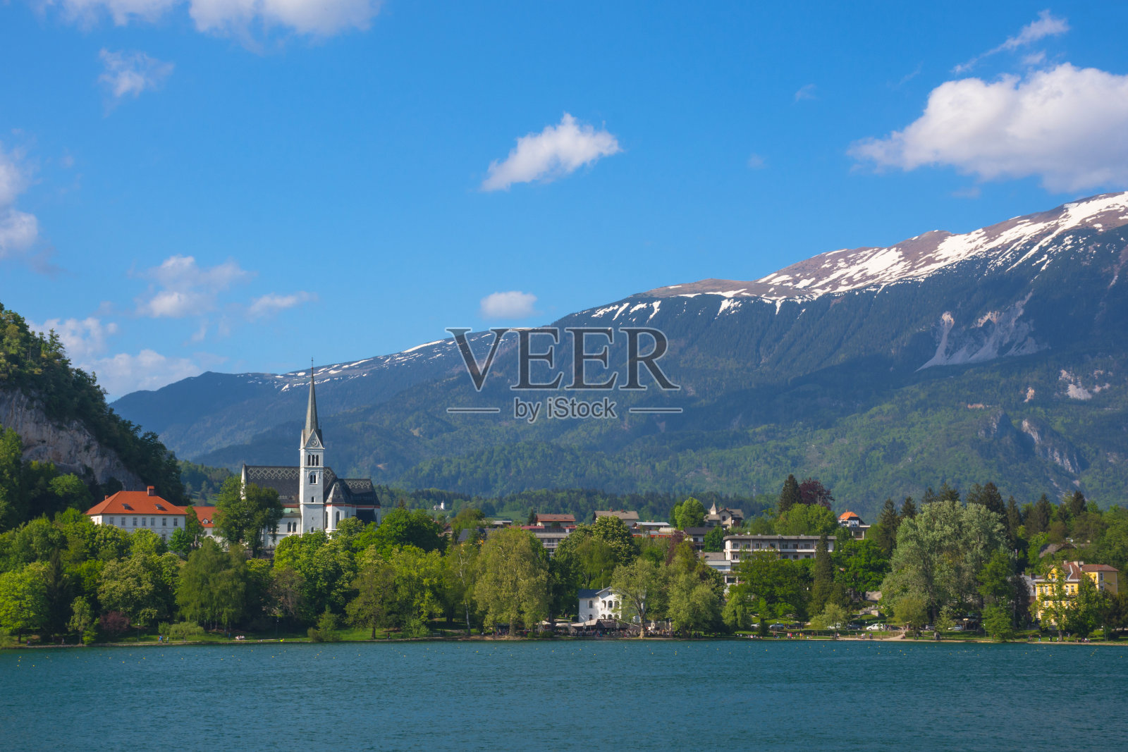 背景是斯洛文尼亚著名的旅游景点布莱德湖和朱利安阿尔卑斯照片摄影图片