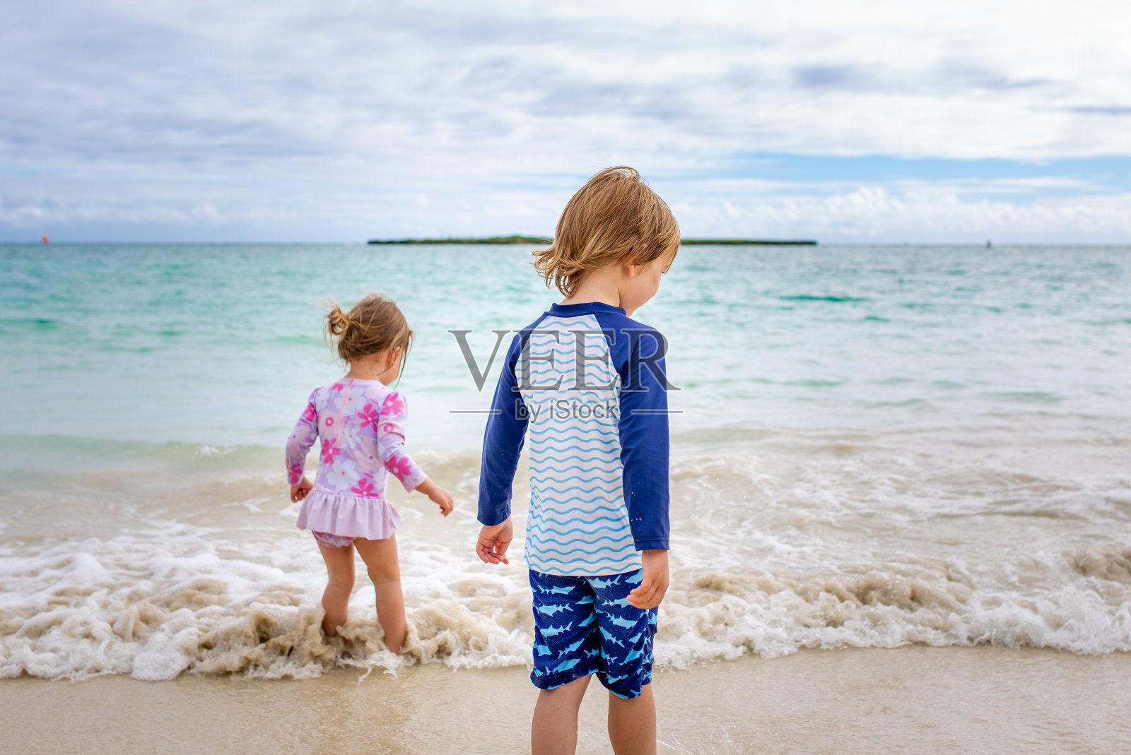 兄弟姐妹一起在海边散步照片摄影图片