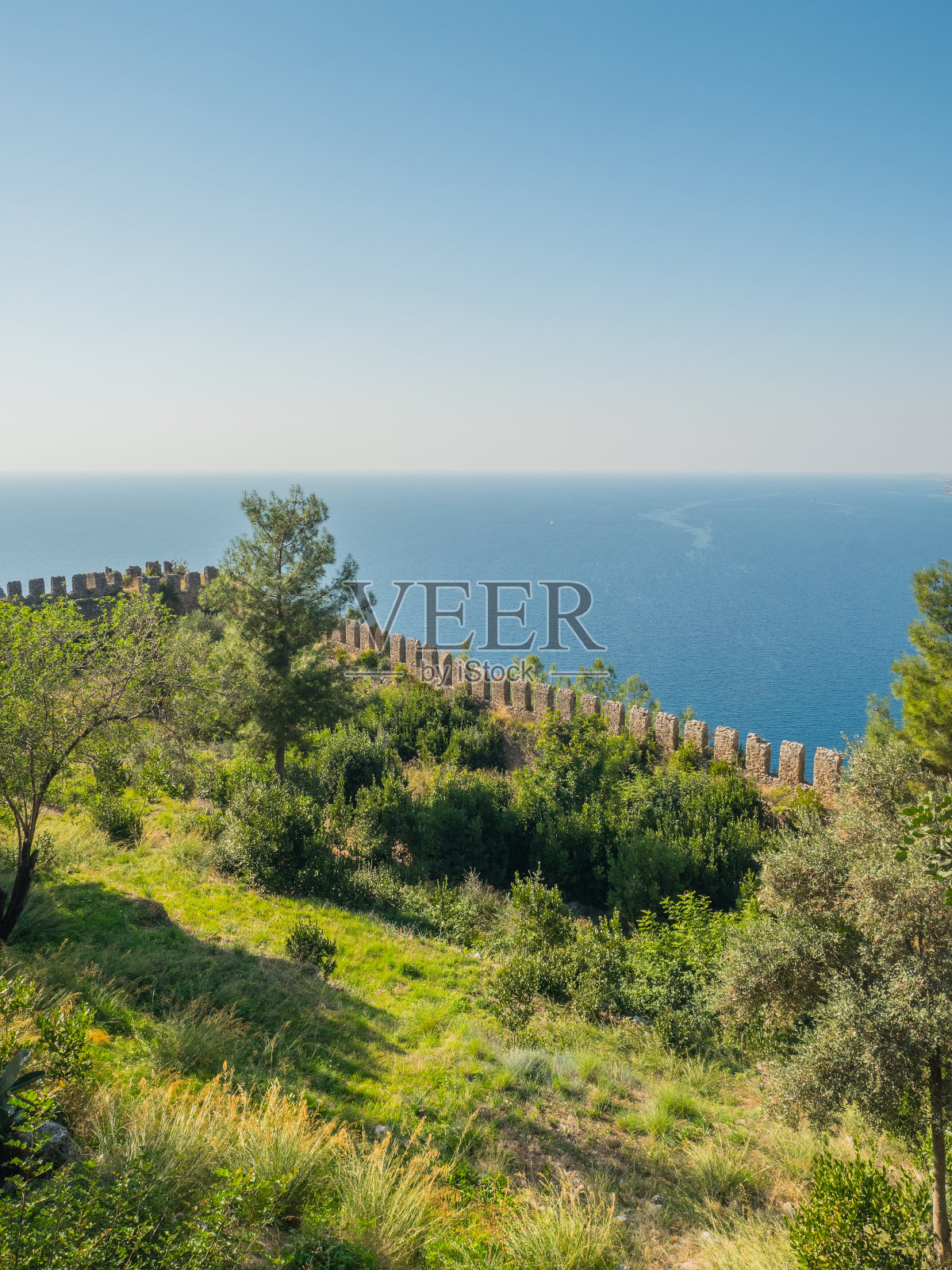 Alanya,土耳其。日落时分,从地中海的阿兰亚城堡和克利奥帕特拉海滩上可以看到美丽的景色。假期明信片背景照片摄影图片
