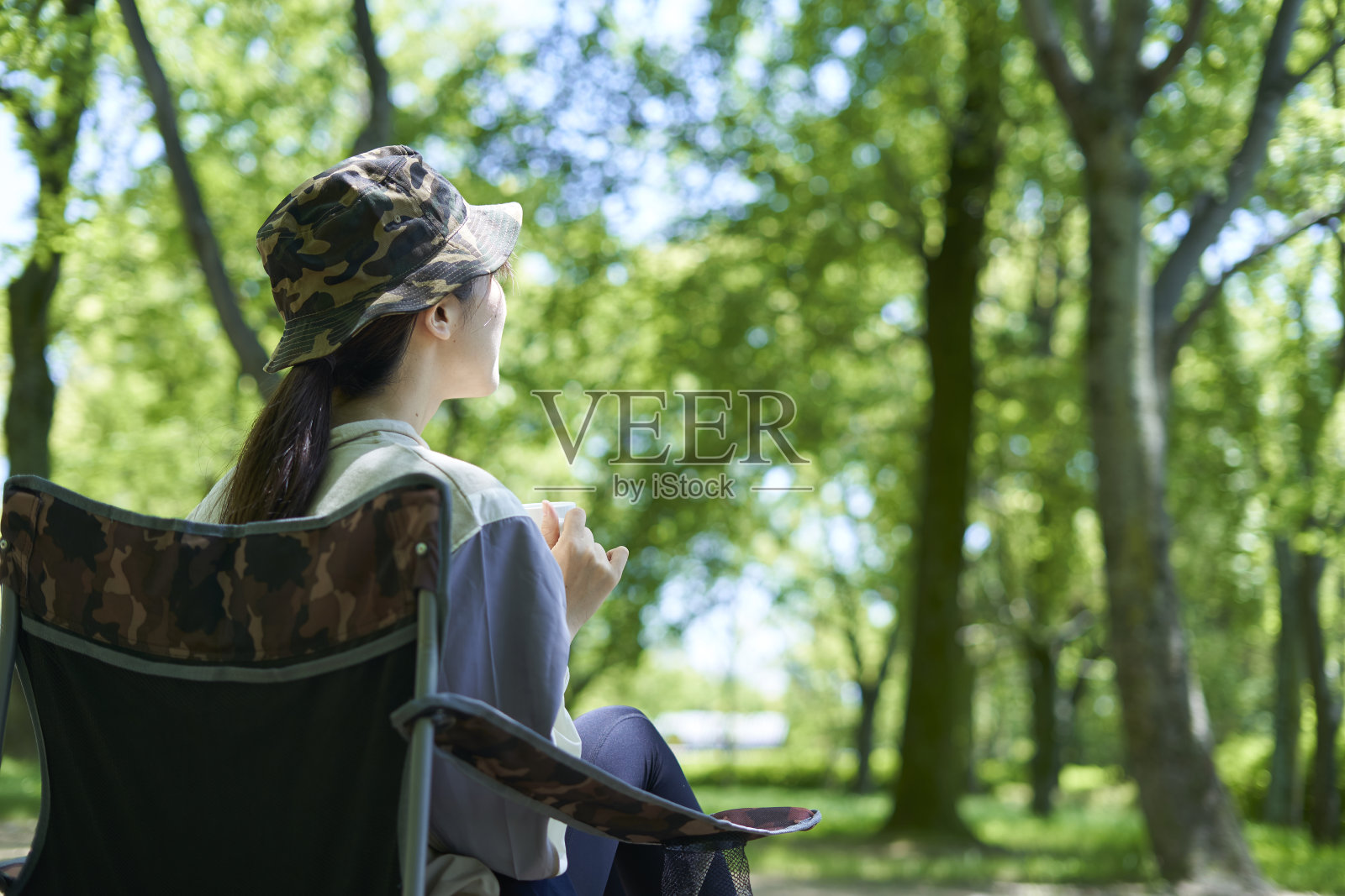 一个年轻的日本女人享受一个单独的营地照片摄影图片
