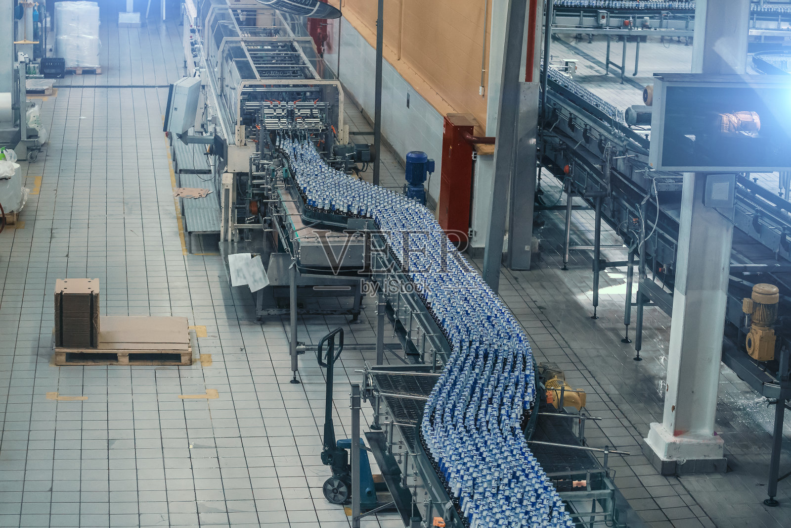 自动啤酒装瓶生产线或输送带。准备好包装的啤酒瓶照片摄影图片