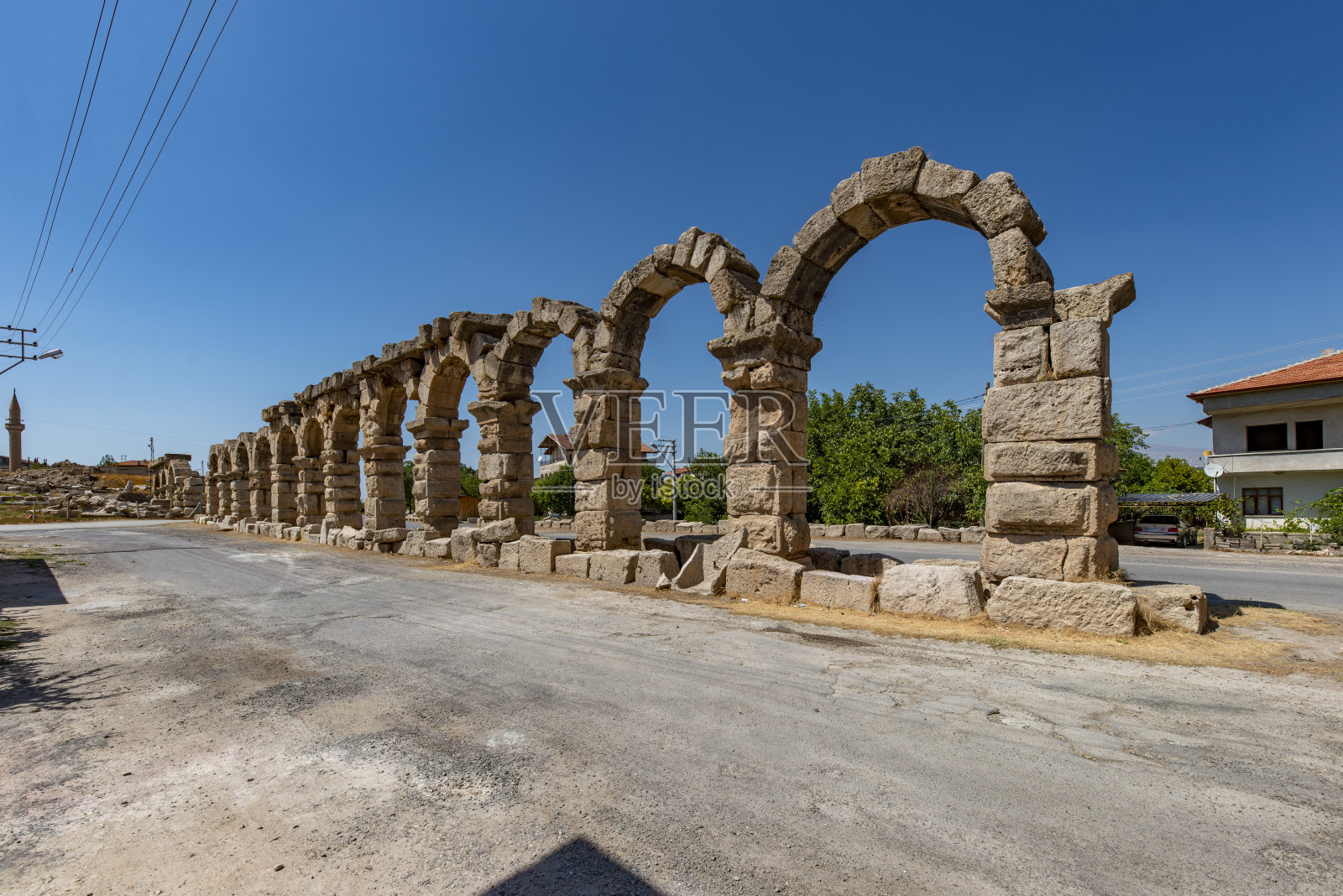 古蒂亚纳克默沙的罗马高架渠。照片摄影图片