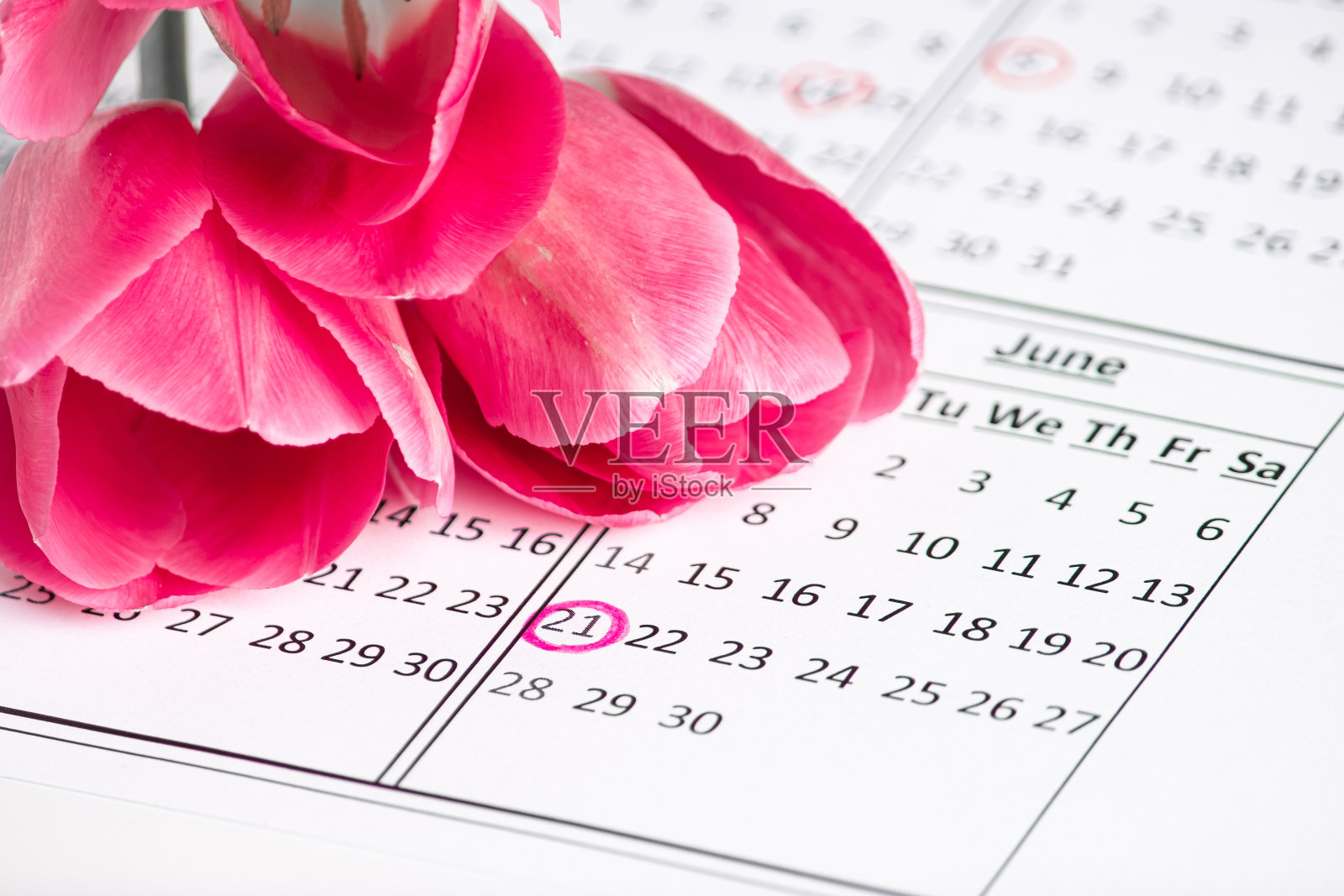 6月21日国际瑜伽日。日历上的日期。照片摄影图片