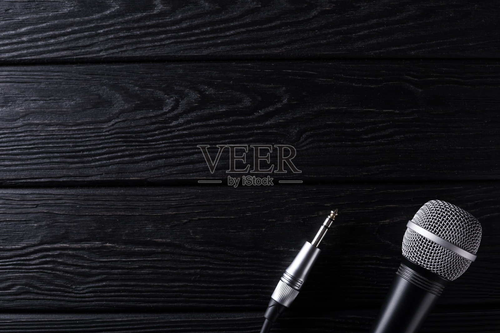 电缆麦克风在木制的乡村背景照片摄影图片