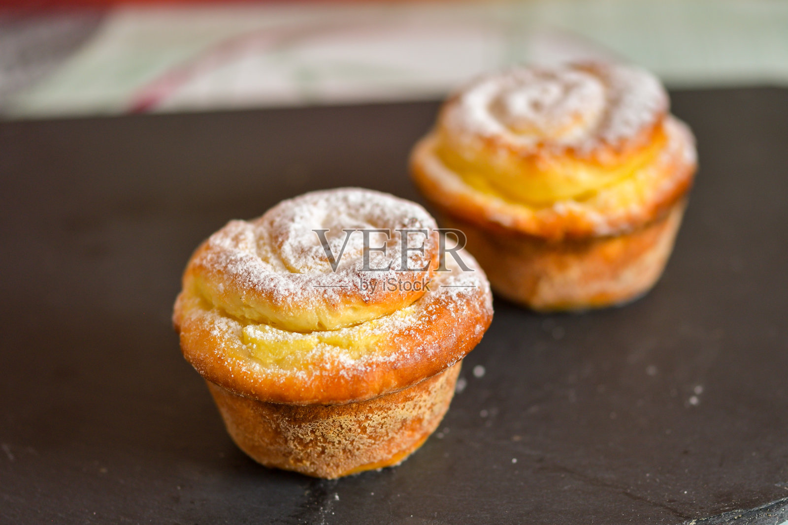 奶酪馅的纸杯蛋糕近距离放在盘子上照片摄影图片