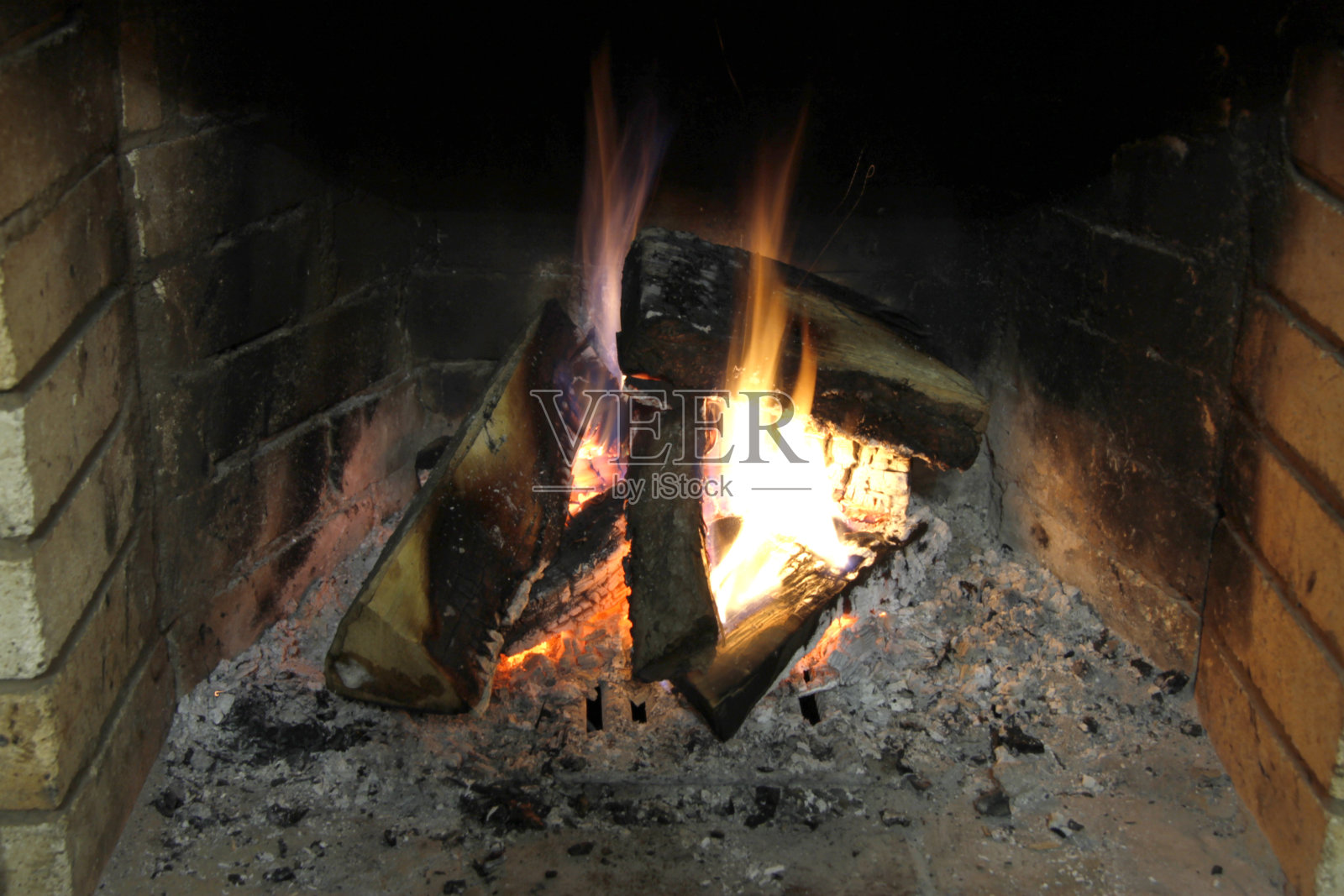 冬天壁炉里燃烧的柴火照片摄影图片