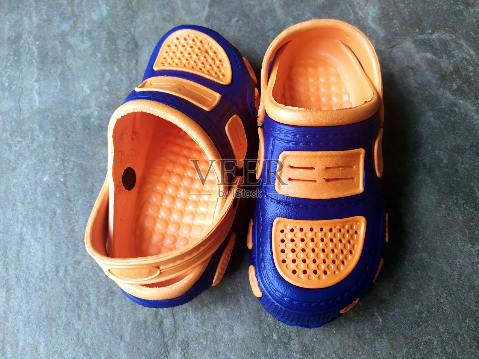 彩色儿童鞋孤立在石头背景照片摄影图片