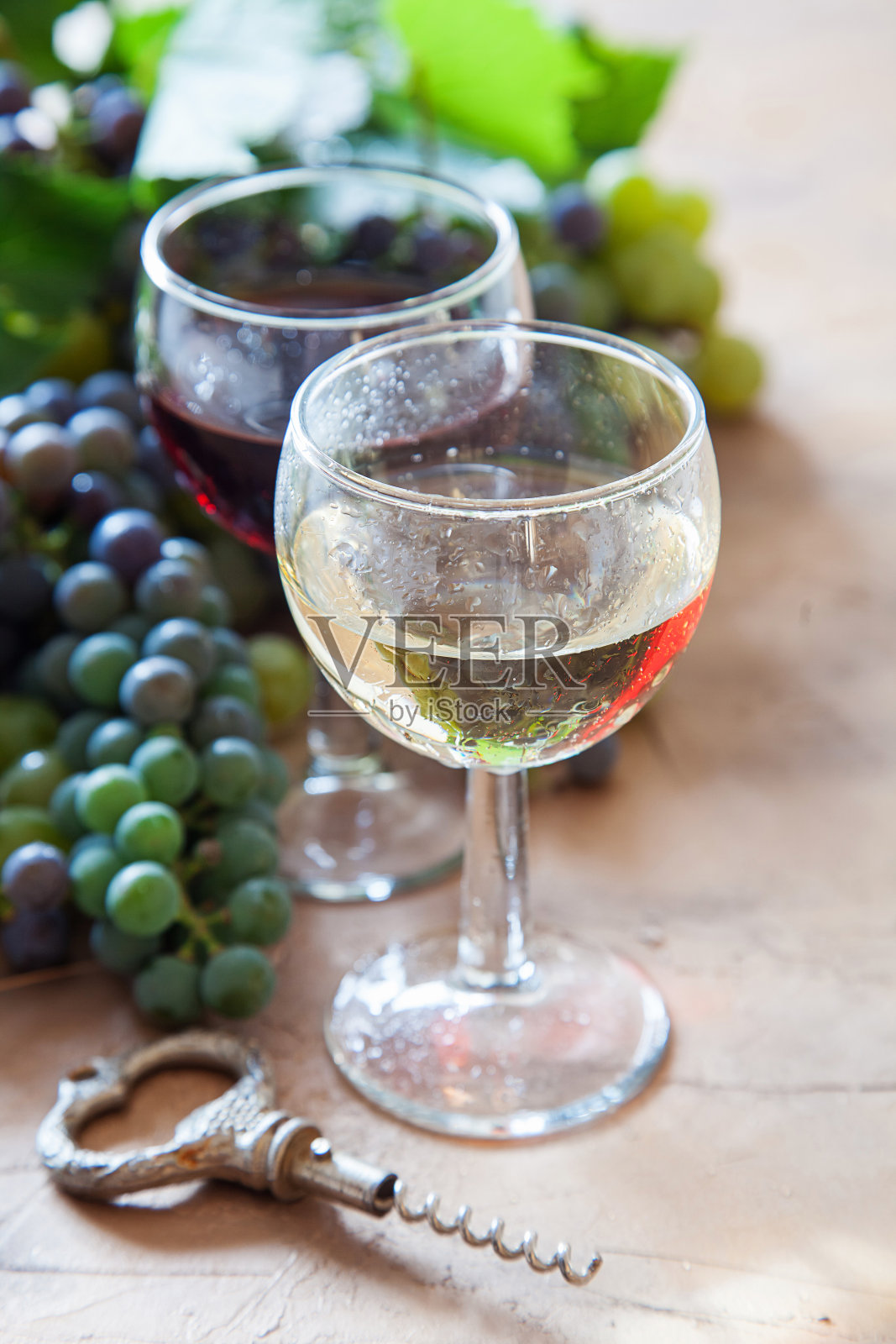 桌上有红、白葡萄酒和葡萄,选择性集中照片摄影图片