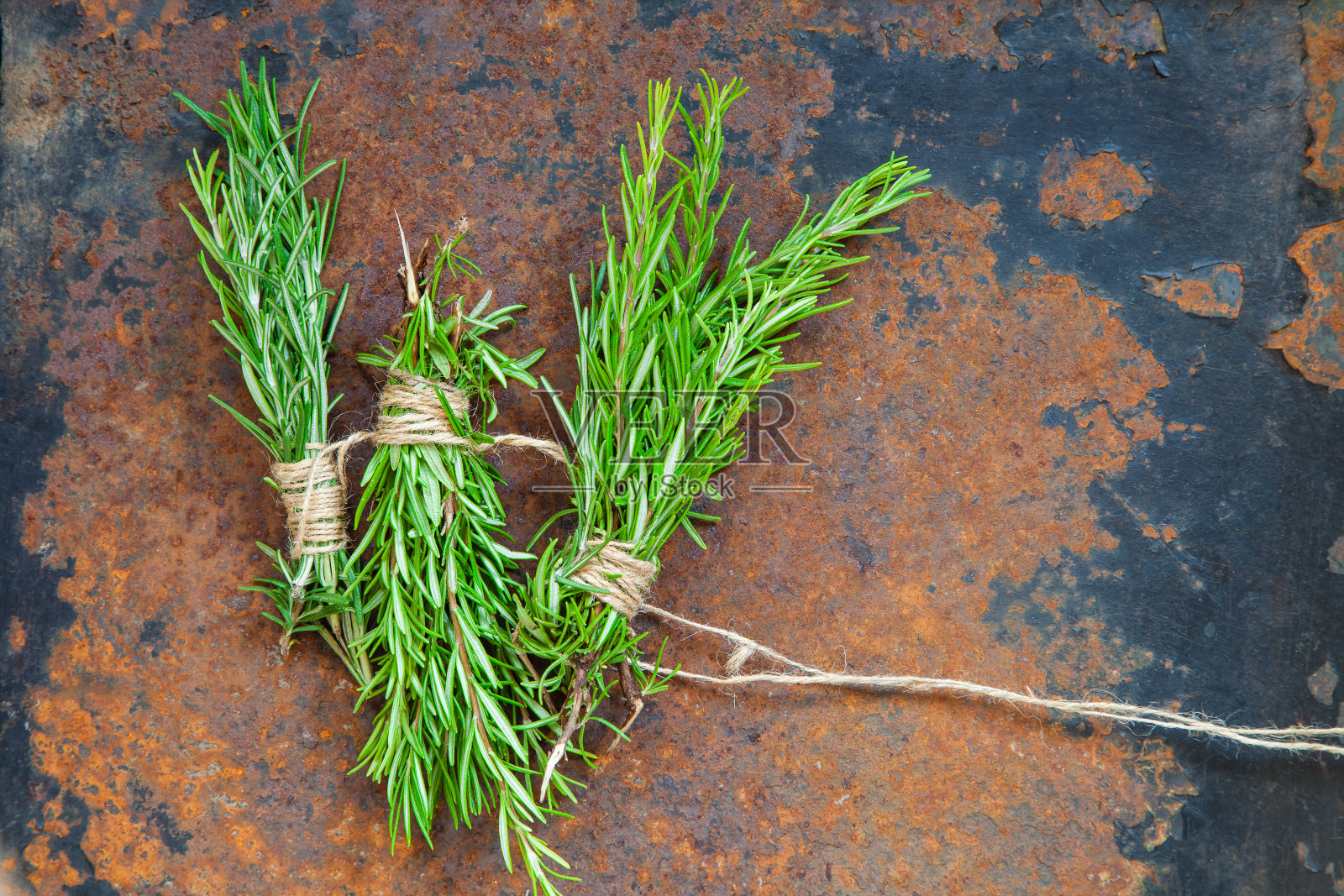 桌上放着迷迭香,选择性聚焦,俯视图照片摄影图片