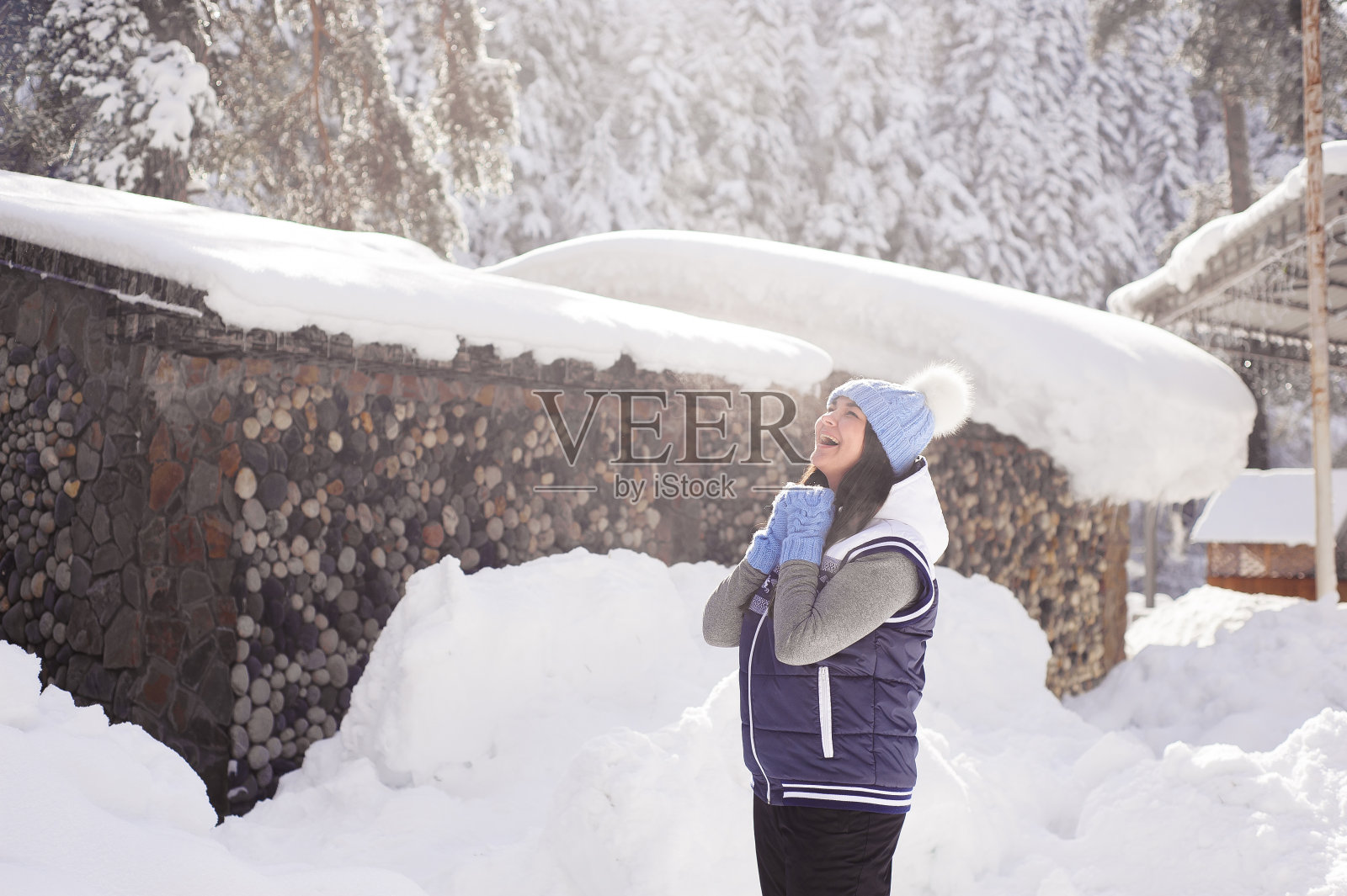 一个美丽的女人的肖像在一个冬天的背景。照片摄影图片