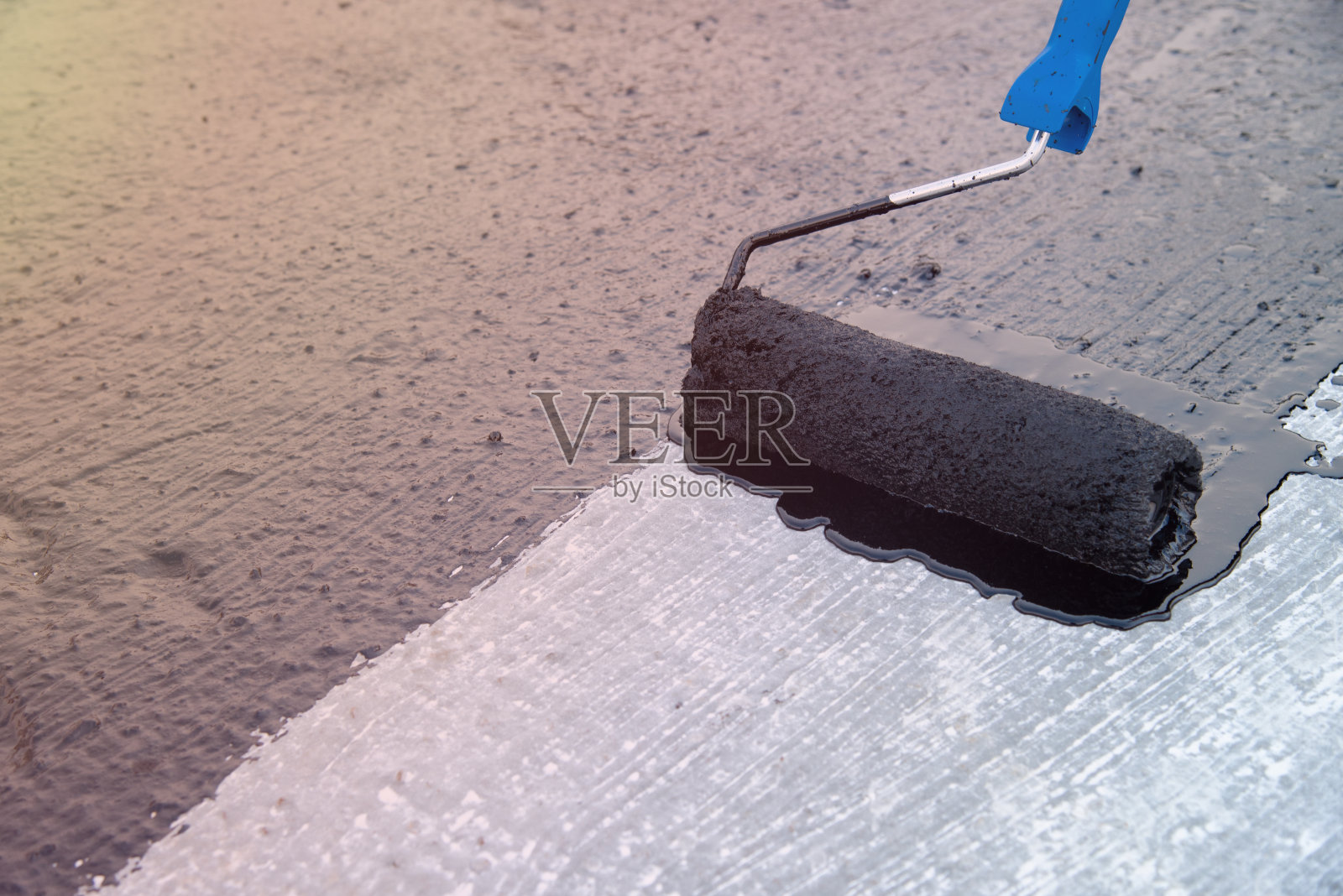 工人在地基上涂沥青乳胶油照片摄影图片