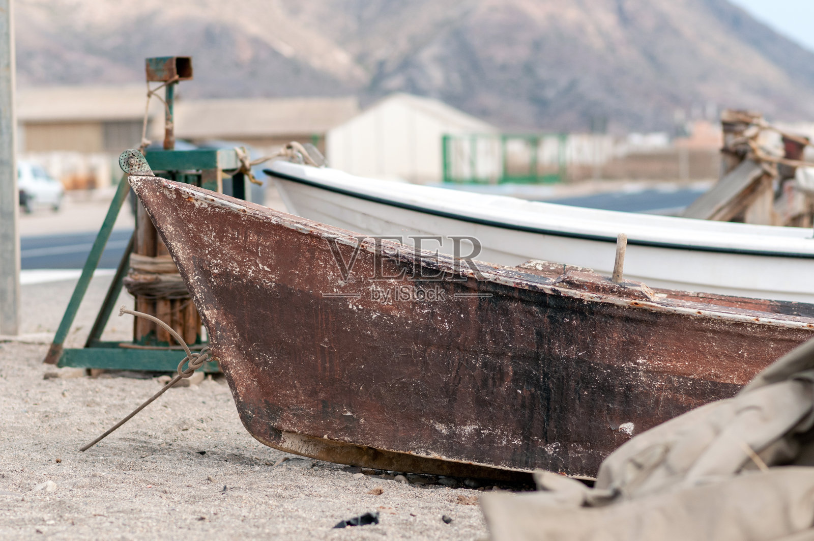 海滩上被遗弃的船只照片摄影图片