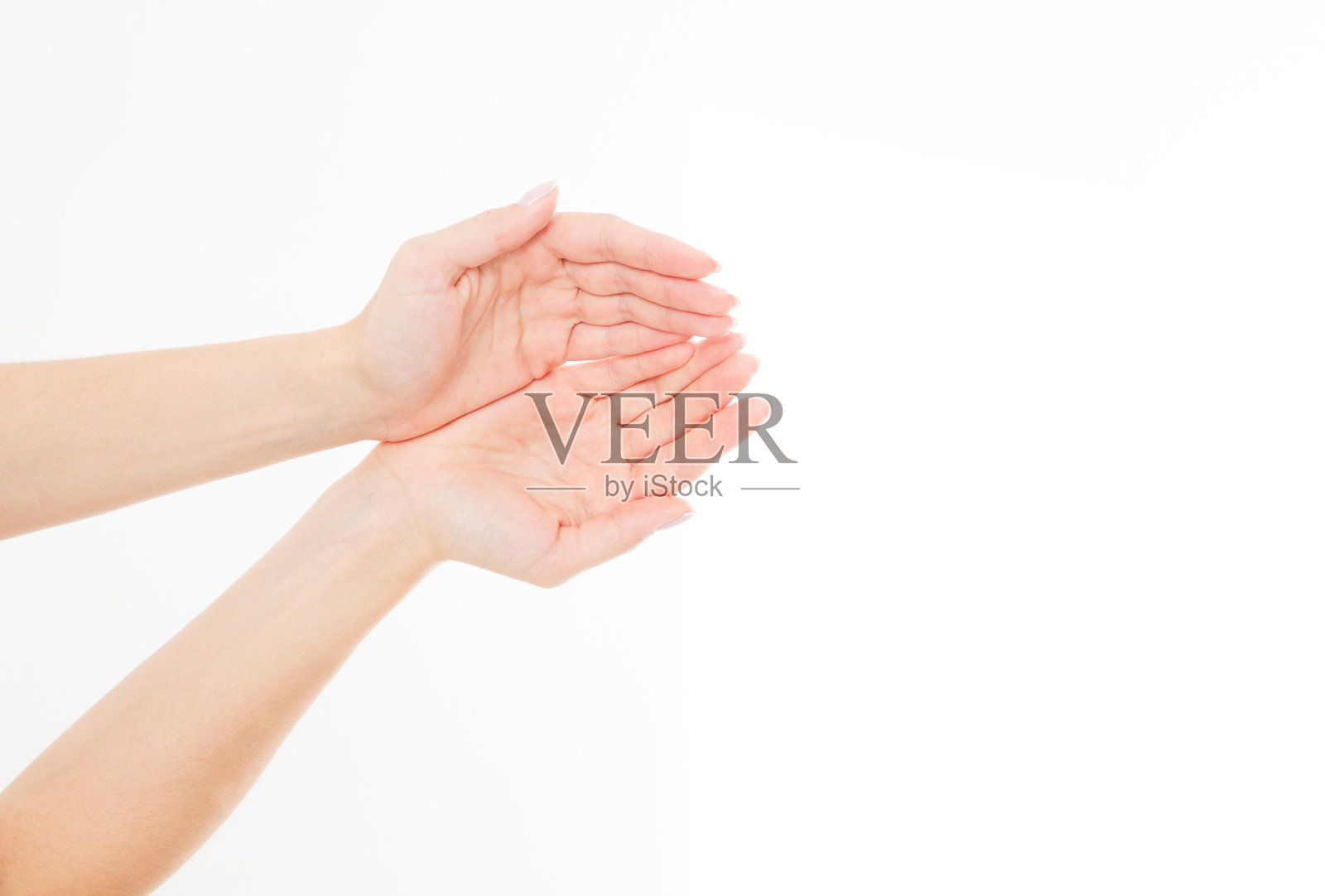 女性双手两掌向上。在白色背景上孤立的手宽。前视图。模拟。副本的空间。模板。空白。照片摄影图片