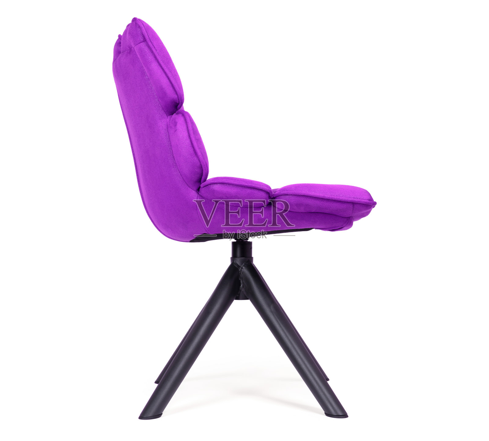 由绒面革和金属制成的现代椅子,隔离在白色-紫色照片摄影图片