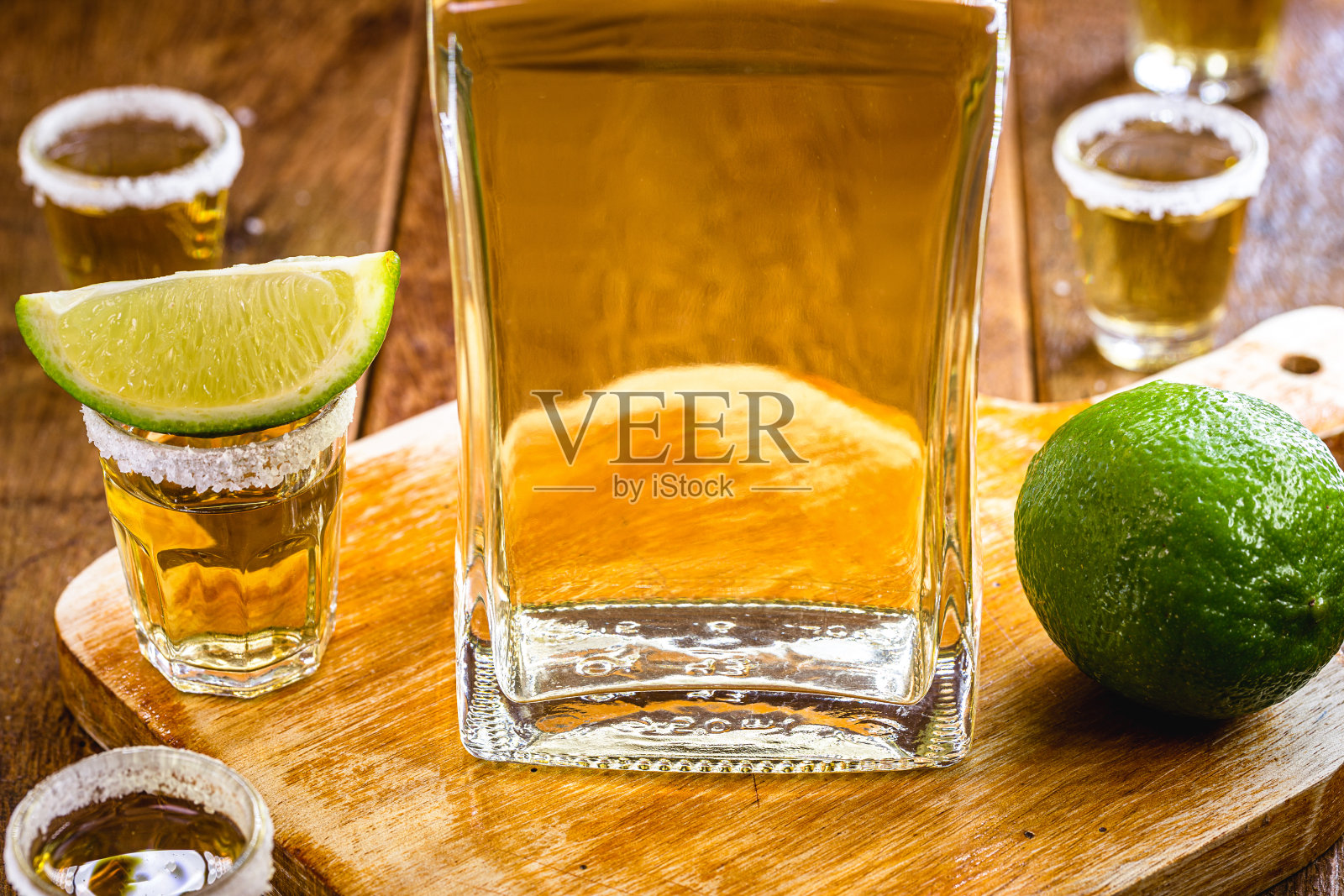 玻璃杯和一瓶龙舌兰酒。典型的墨西哥饮料。7月24日国际龙舌兰酒日照片摄影图片