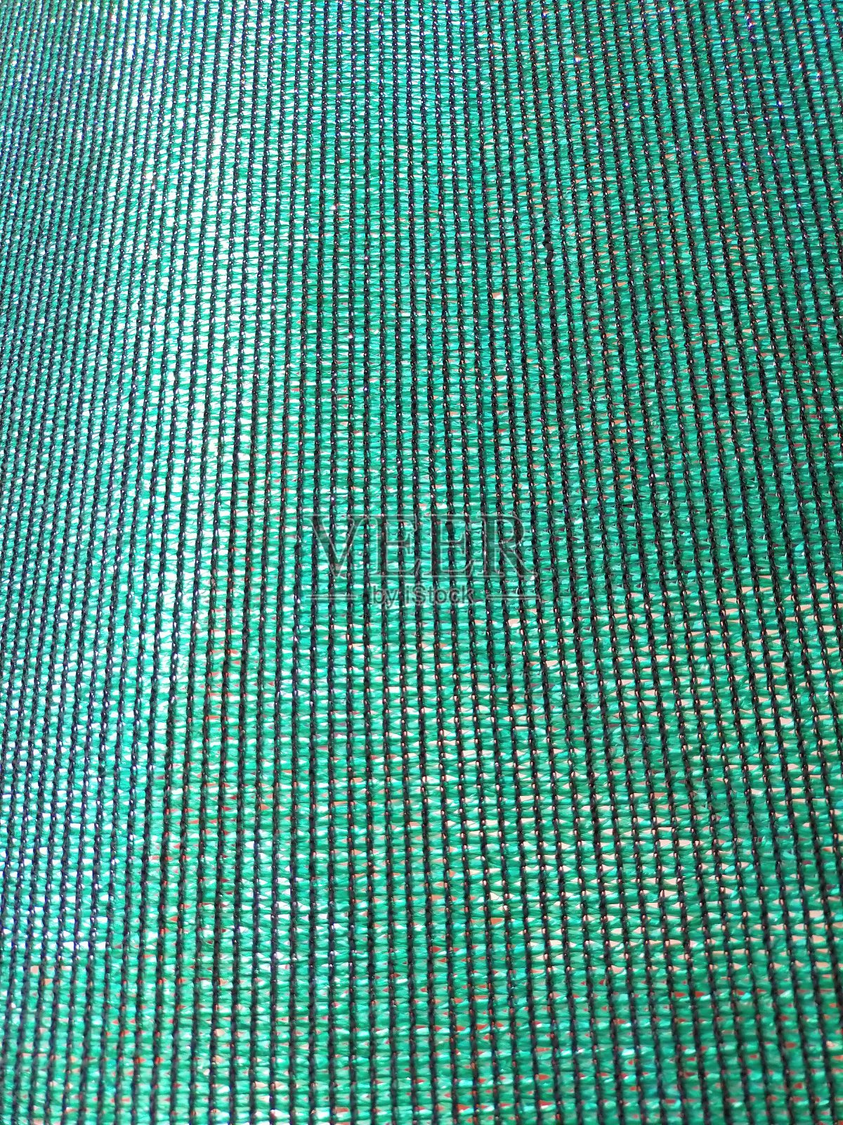 装饰精美的绿色背景网,保护免受阳光。照片摄影图片