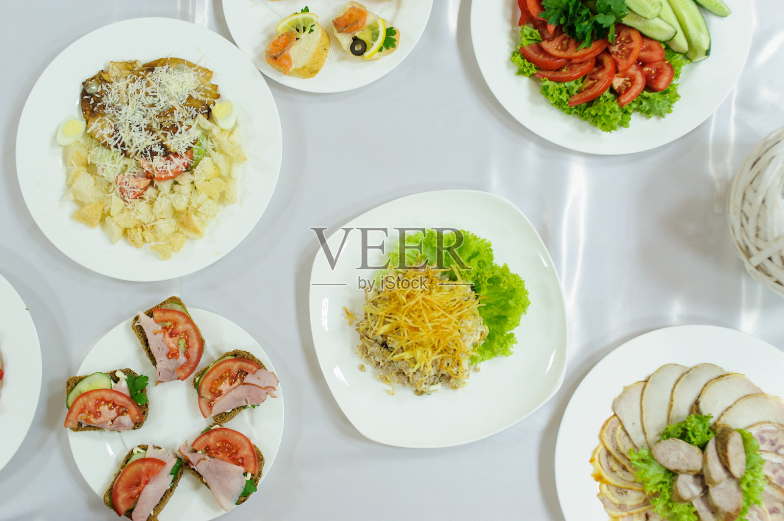 桌子上有不同的食物照片摄影图片