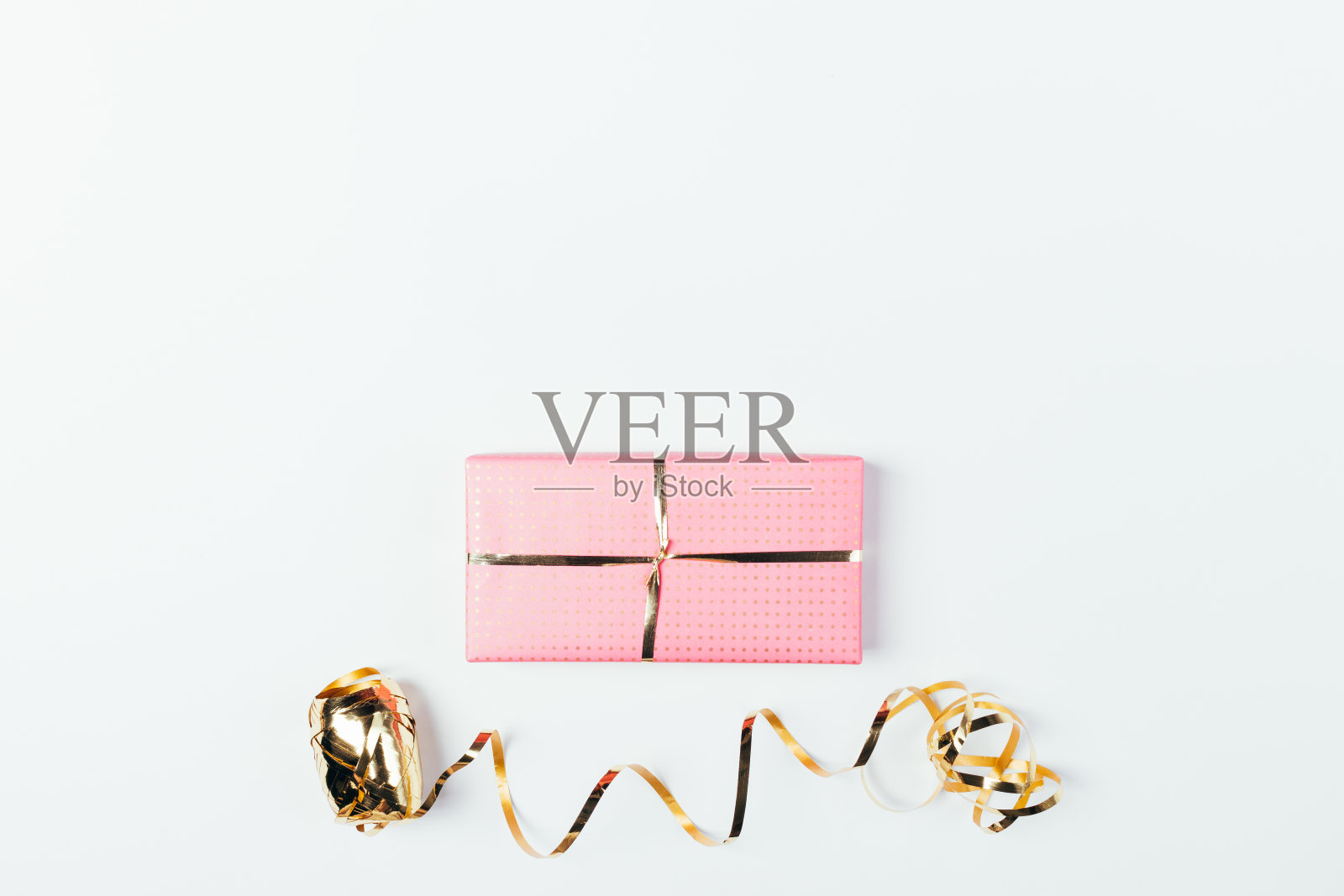 俯视图未完成的粉红色手工包装礼盒照片摄影图片