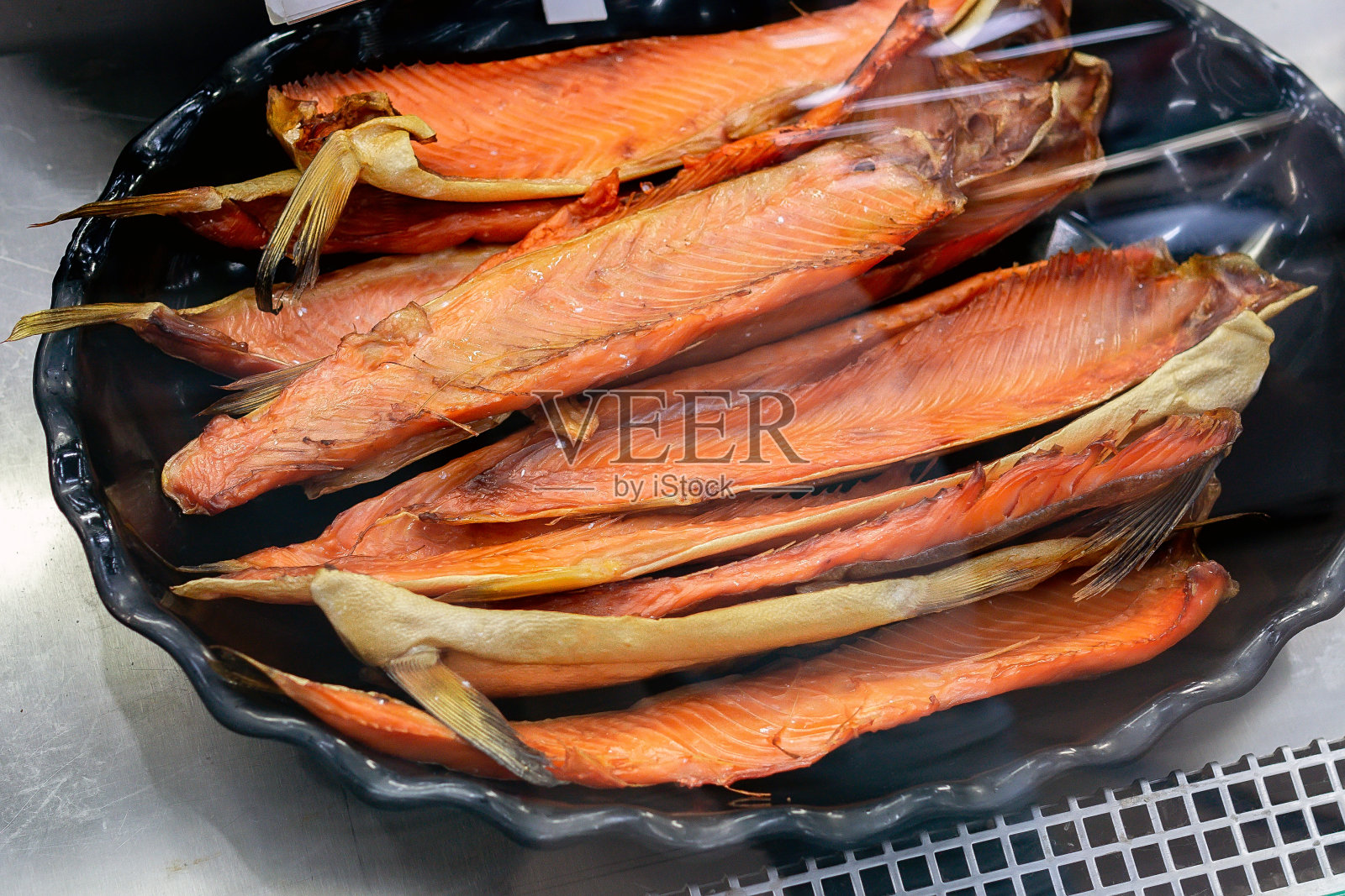 市场货架上的烟熏鲑鱼。超市橱窗里出售的鱼照片摄影图片