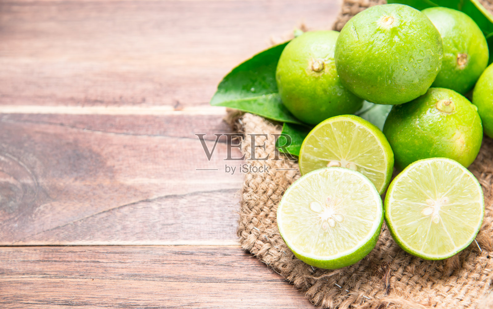 木质背景上的酸橙照片摄影图片