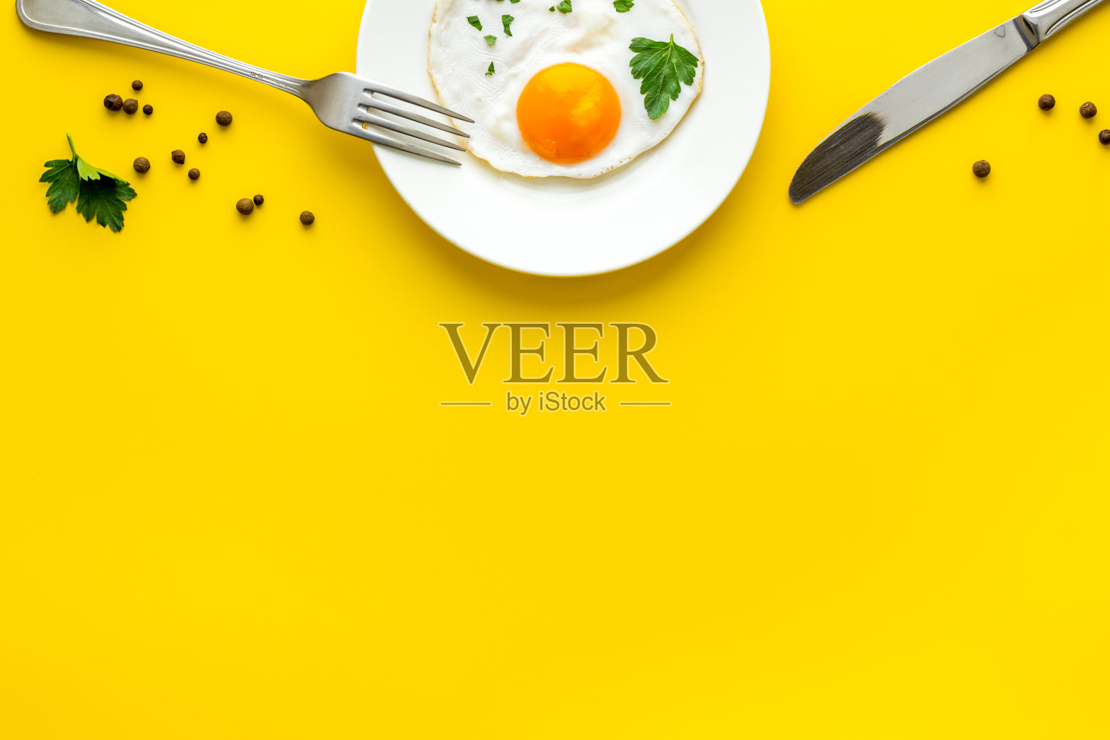 煎蛋在盘子-黄色的餐桌从上方拷贝空间照片摄影图片