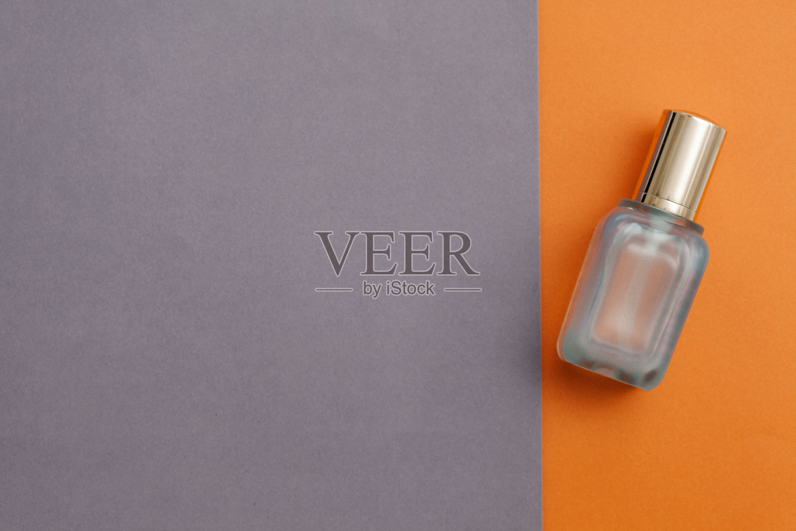 橙色和紫色底色配绿色面瓶、保湿霜和面油胶囊。平的。保湿护肤理念。照片摄影图片